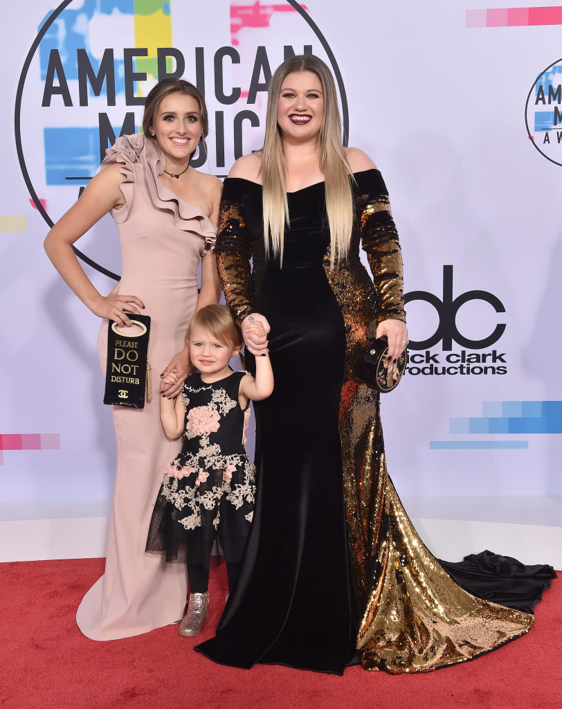Savannah Lee and Kelly Clarkson with the singer's daughter at the 2017 American Music Awards at Microsoft Theater on November 19 in Los Angeles, California. | Source: Getty Images
