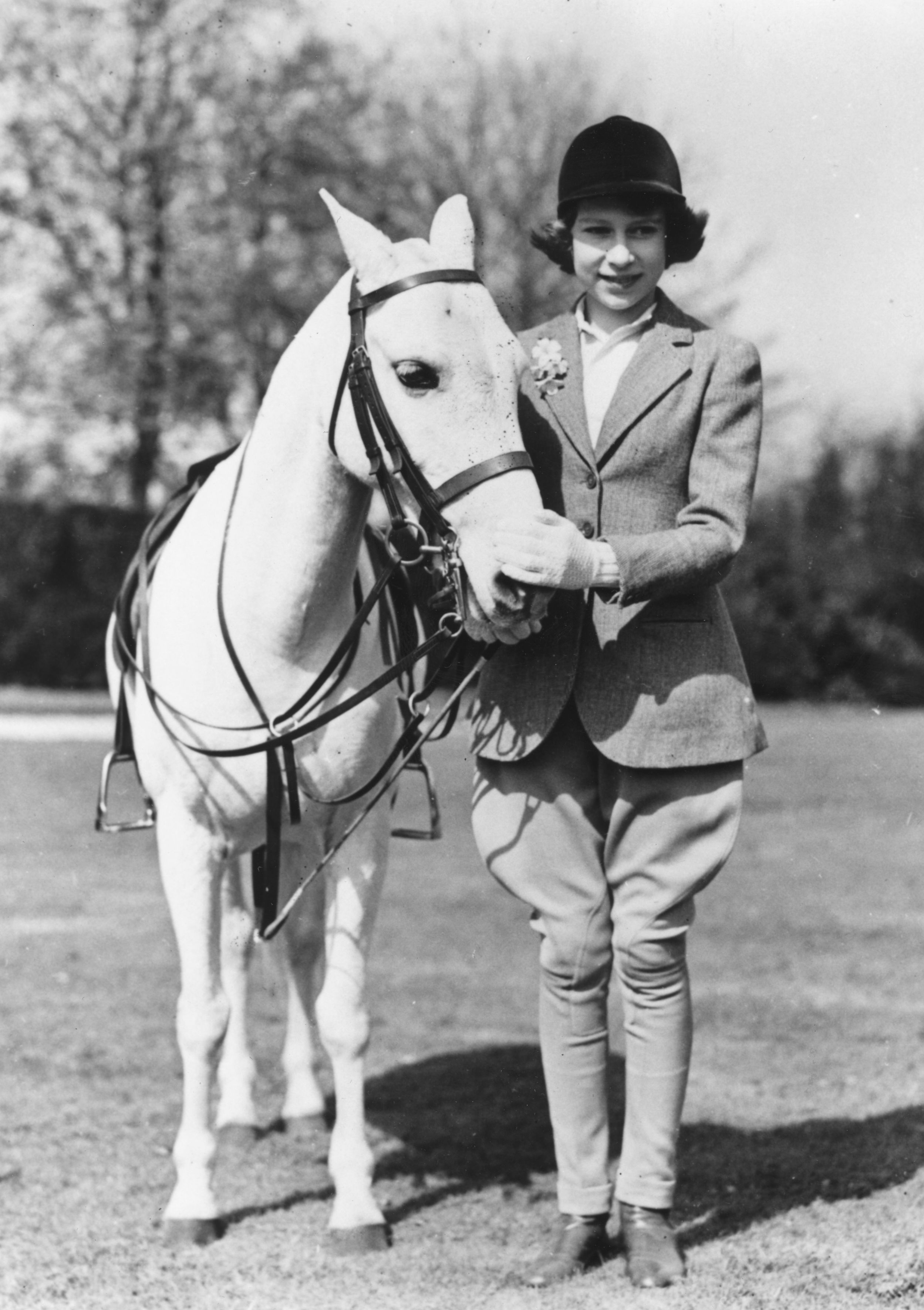 Prinzessin Elizabeth mit einem Pferd in Windsor an ihrem 13. Geburtstag am 21. April 1939 | Quelle: Getty Images