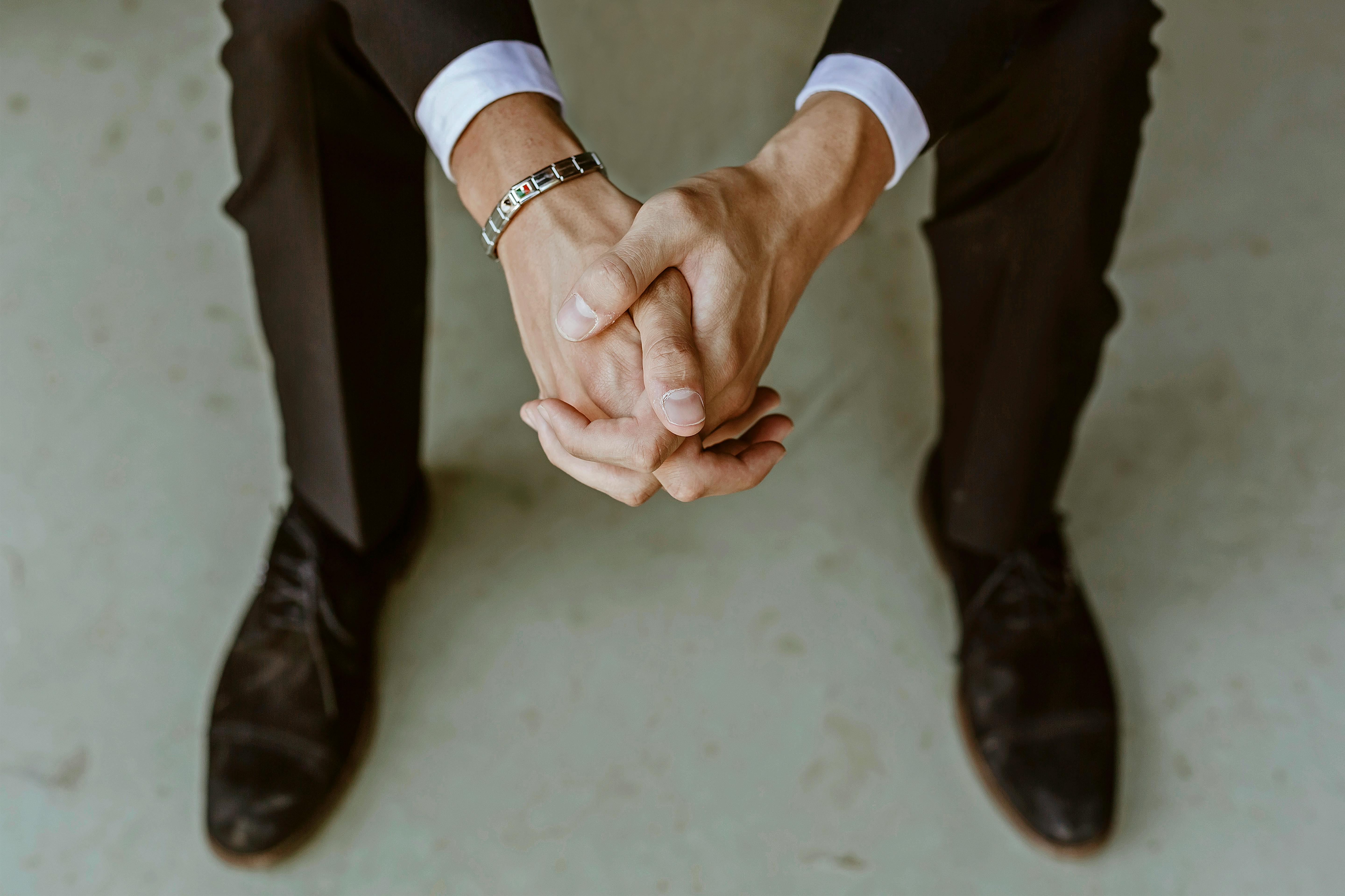 A man's clasped hands | Source: Pexels