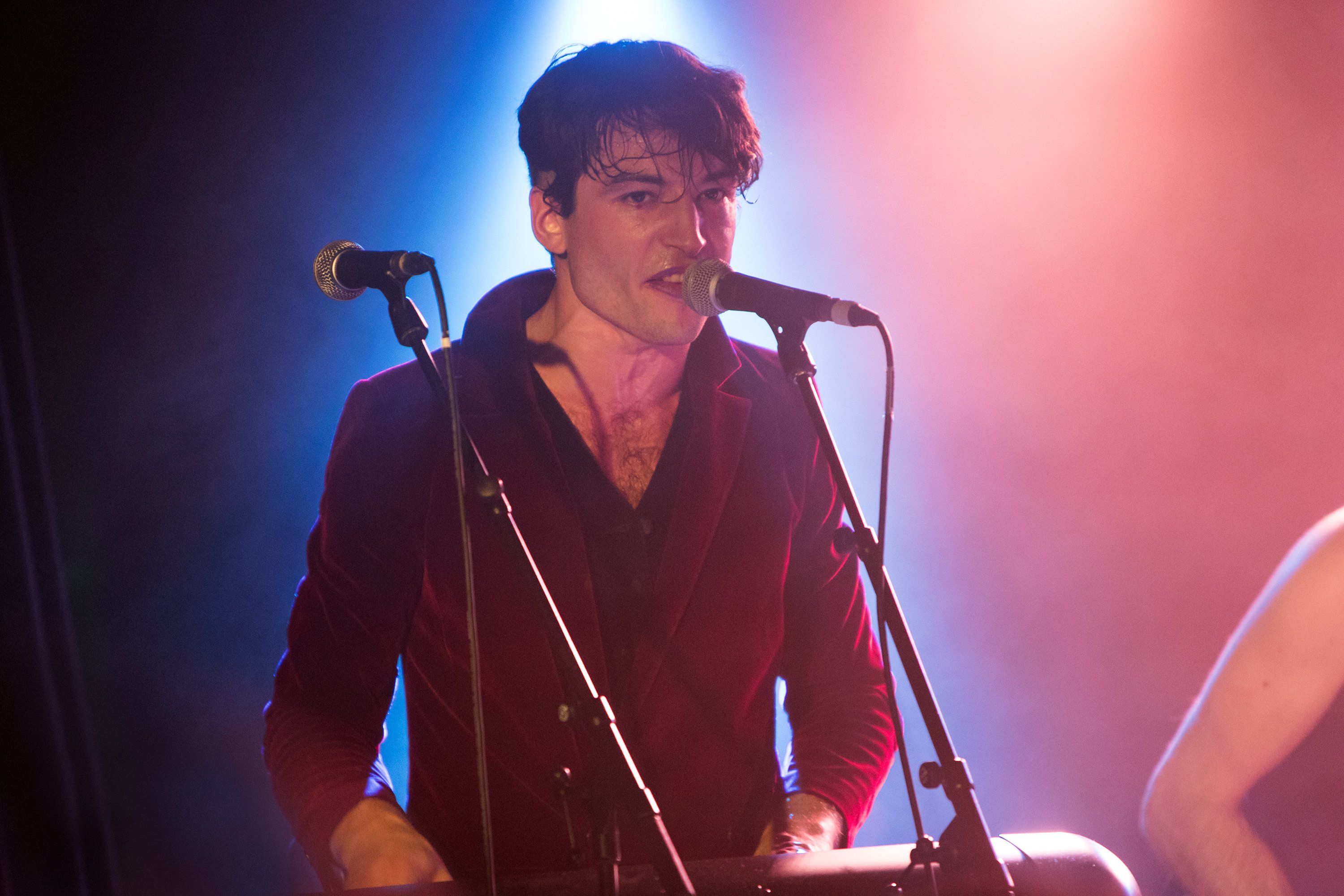 Ezra Miller performing with Sons of an Illustrious Father in London on December 8, 2018 | Source: Getty Images