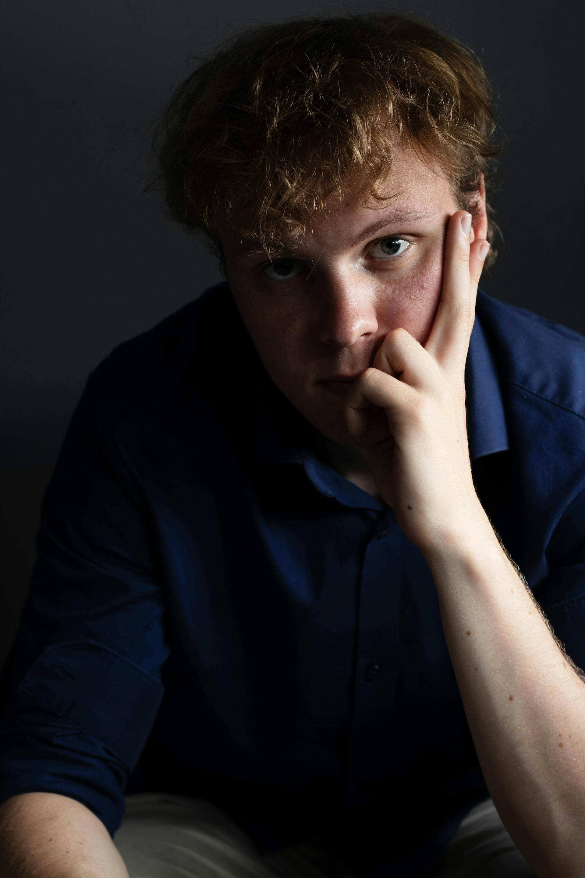 A youngster with a serious facial expression | Source: Pexels