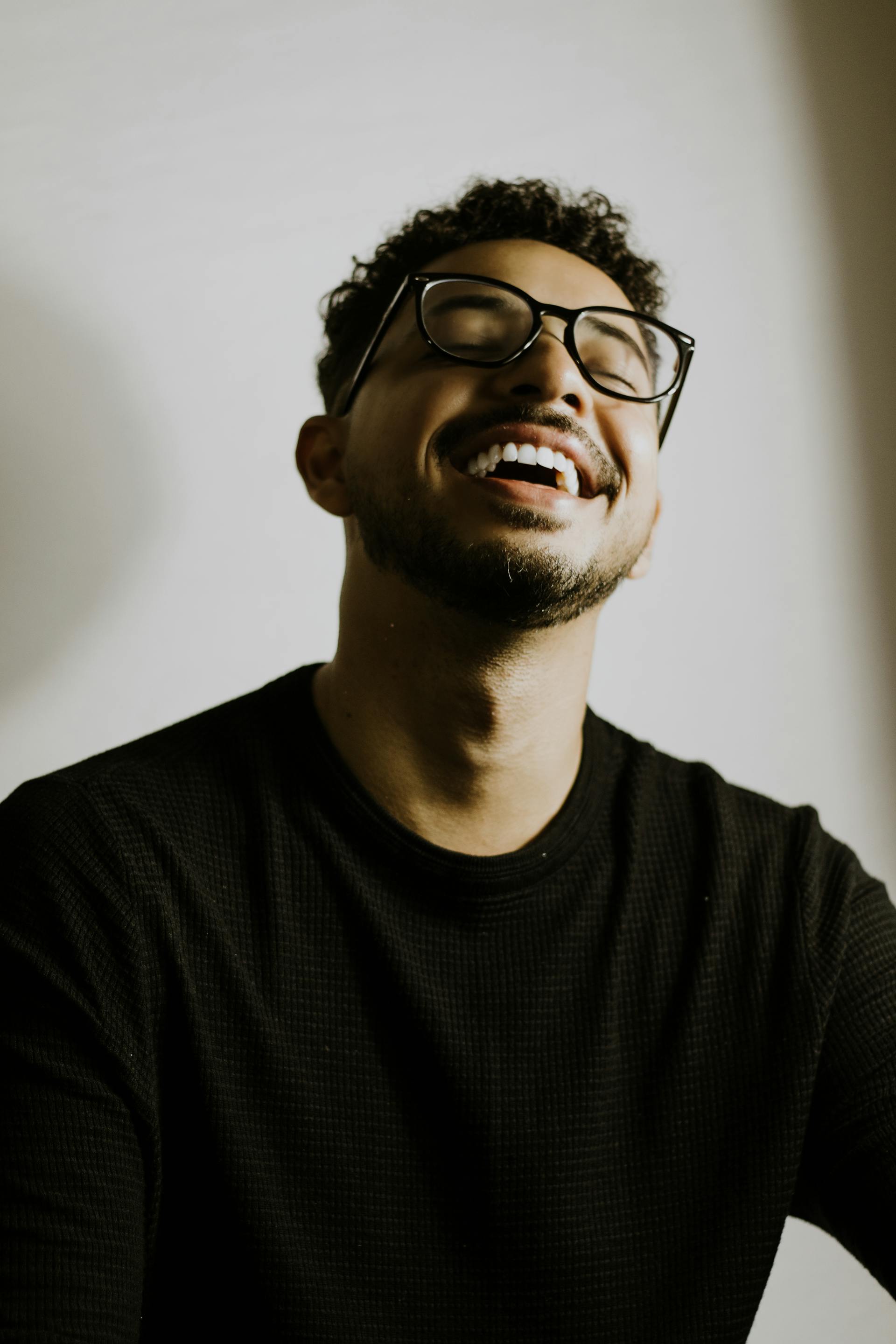 A young man laughing | Source: Pexels