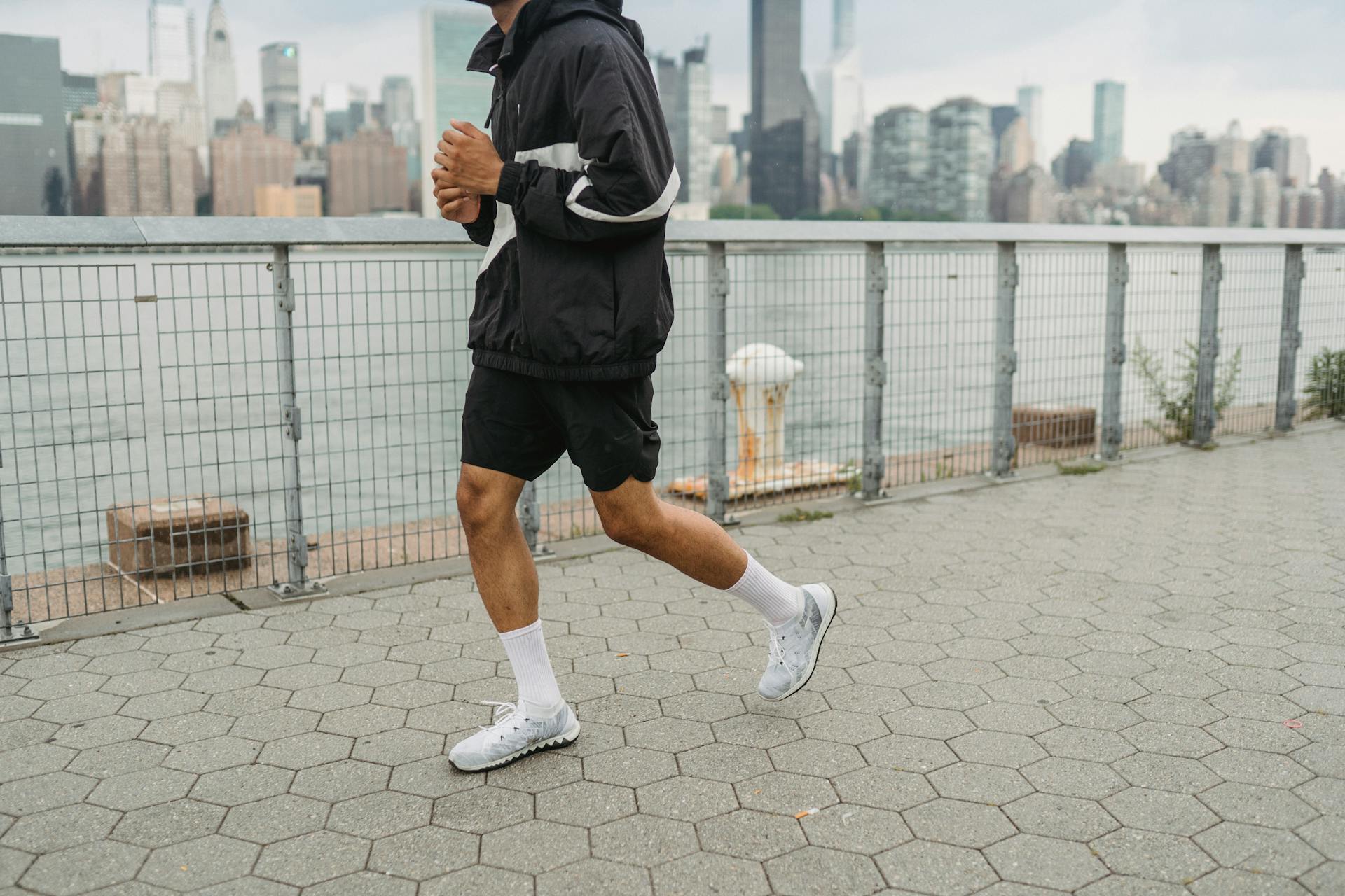 A man running in sports clothing | Source: Pexels