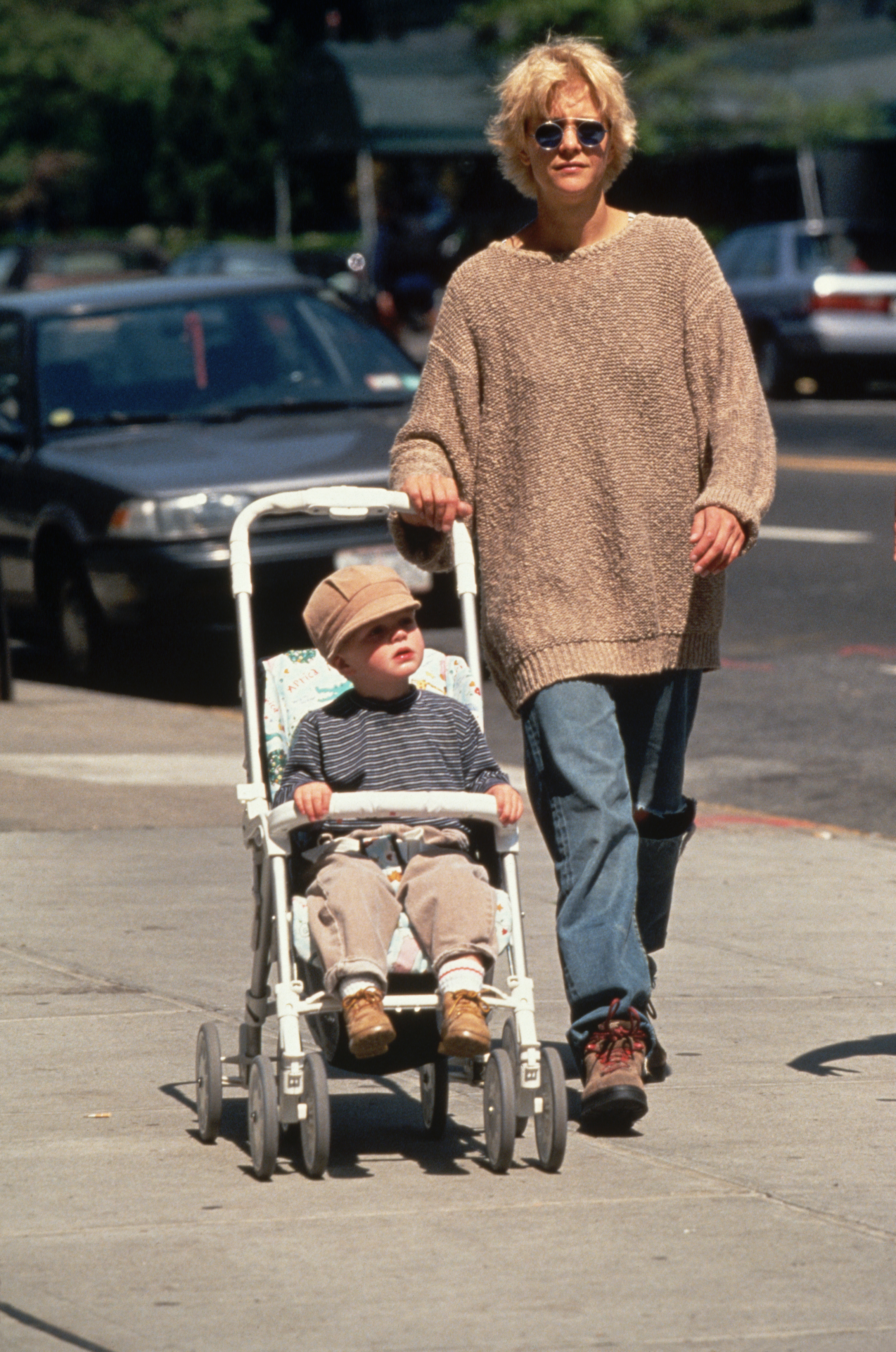 Meg Ryan mit ihrem Sohn im Kinderwagen im Jahr 1992 | Quelle: Getty Images