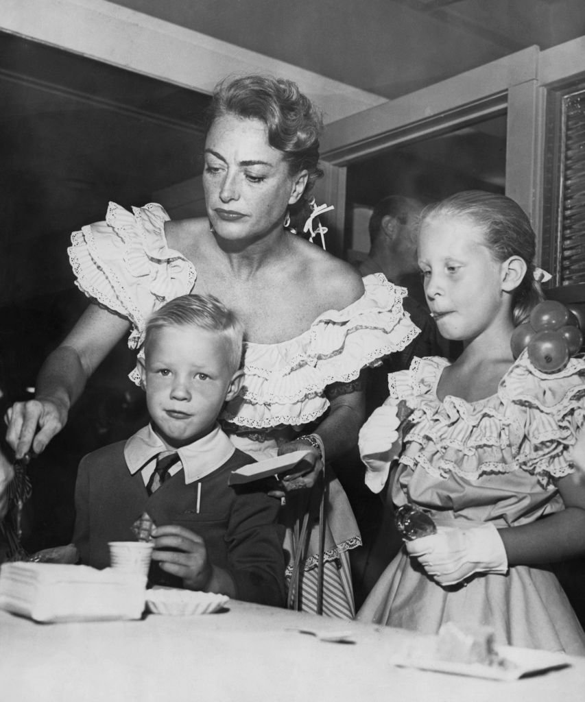 Joan Crawford con sus hijos Christopher y Christina.| Fuente: Getty Images Joan Crawford con sus hijos Christopher y Christina.| Fuente: Getty Images