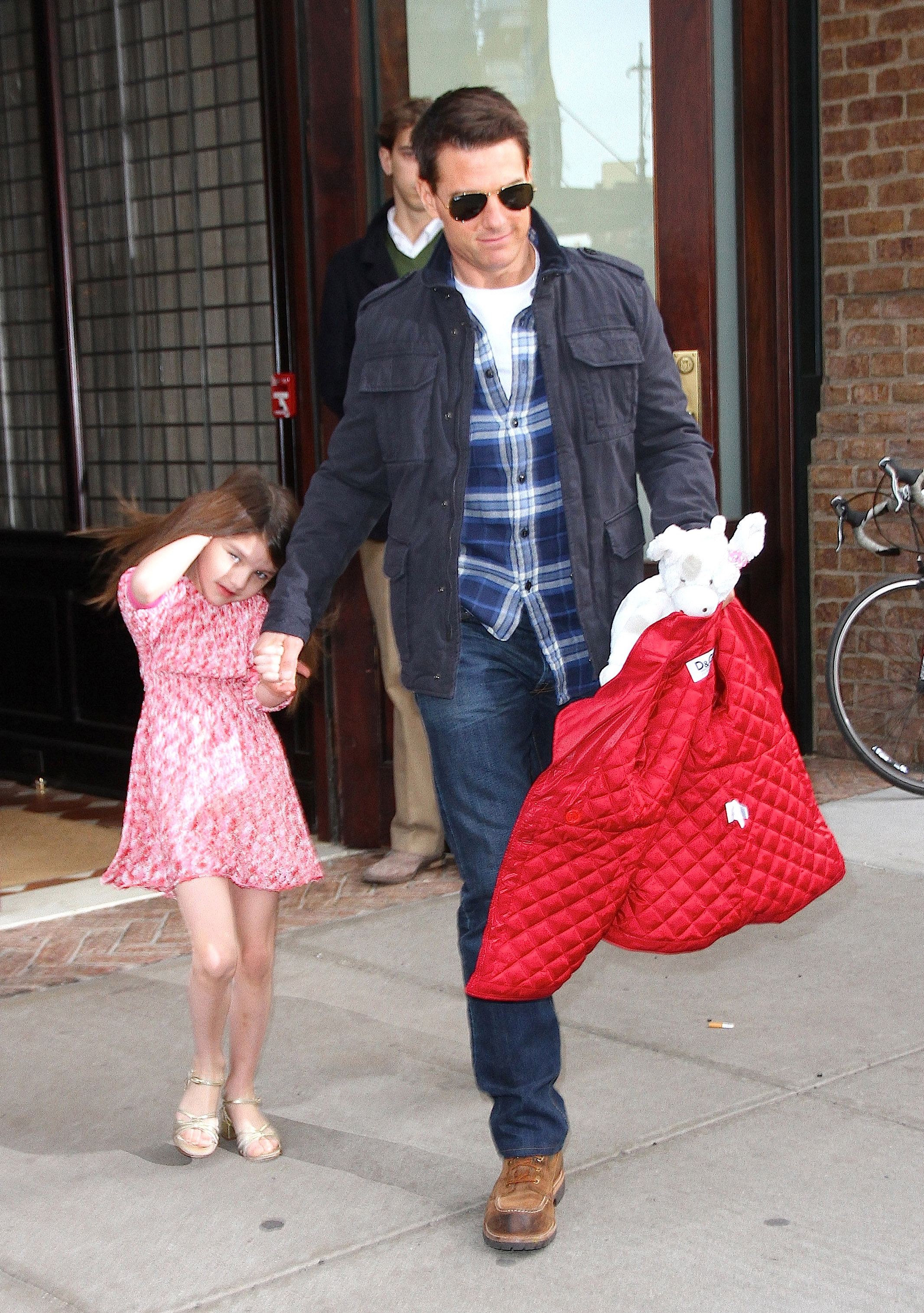 Suri Cruise and Tom Cruise are seen in New York City on December 16, 2011. | Source: Getty Images