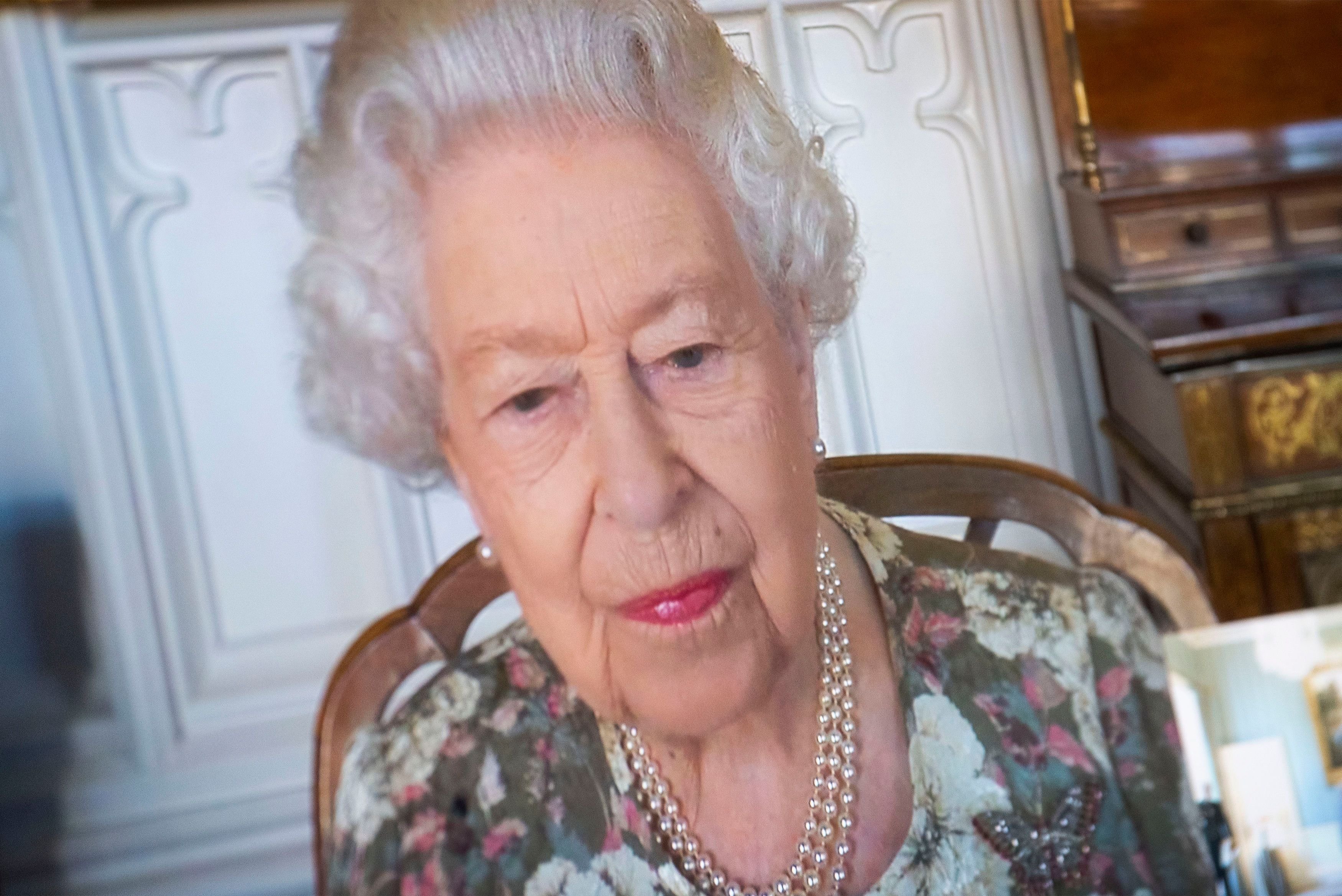 La reina Elizabeth aparece por videoconferencia desde el palacio de Windsor el 8 de junio de 2021. | Foto: Getty Images