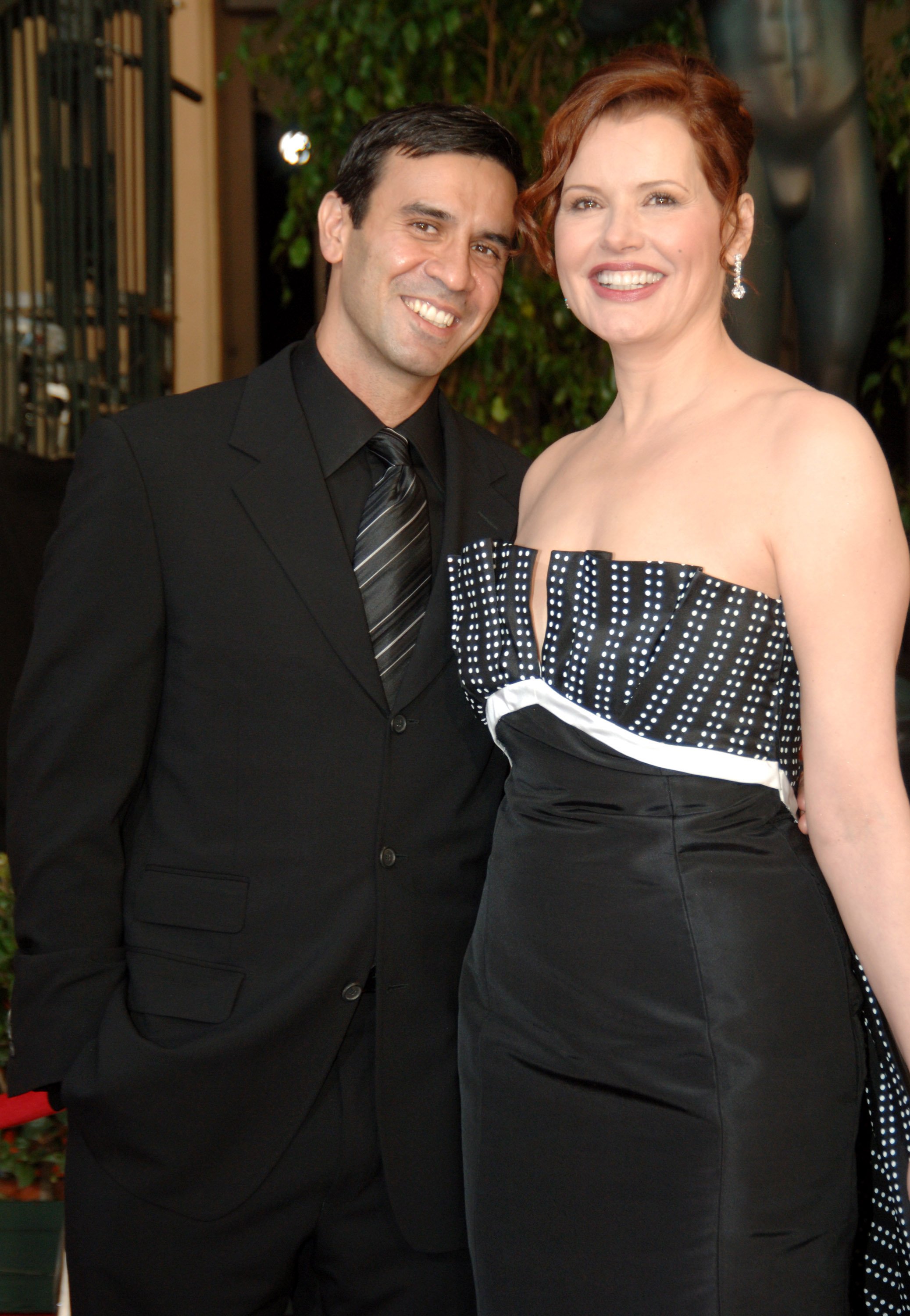 Dr. Reza Jarrahy and Geena Davis at the 12th Annual Screen Actors Guild Awards in Los Angeles, California, on January 29, 2006 | Source: Getty Images