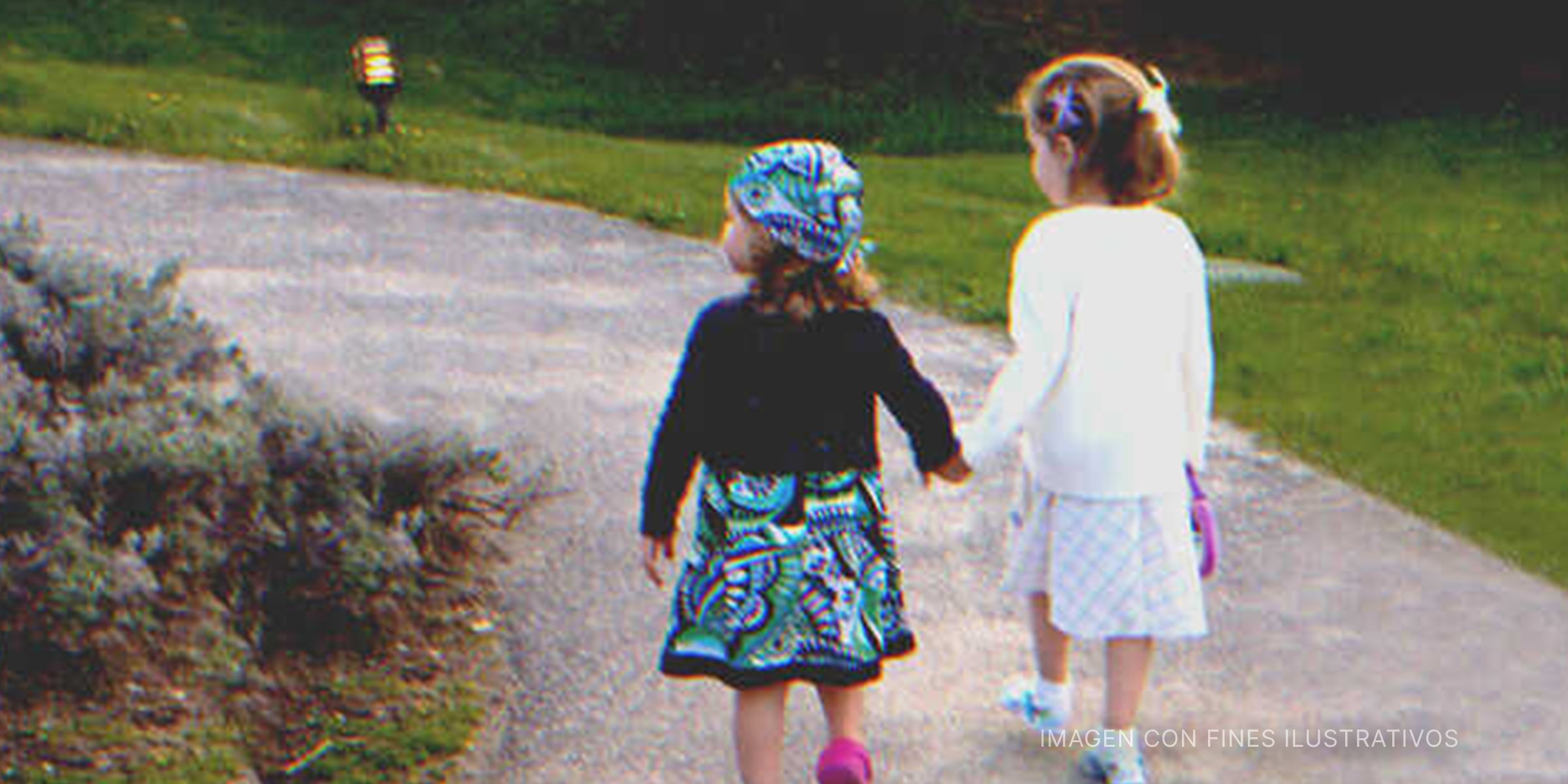Dos niñas tomadas de la mano | Foto: Flickr/hlkljgk (CC BY-SA 2.0)