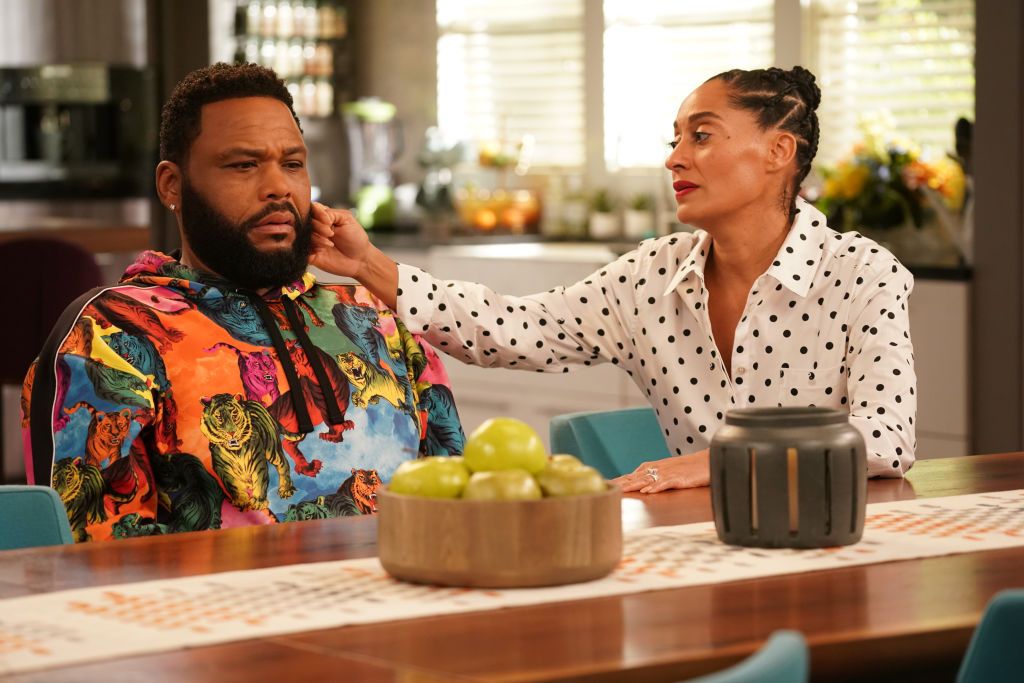 Tracy Ellis Ross and actor Anthony Anderson during a scene on "Black-ish" on May, 2020. | Photo: Getty Images. 