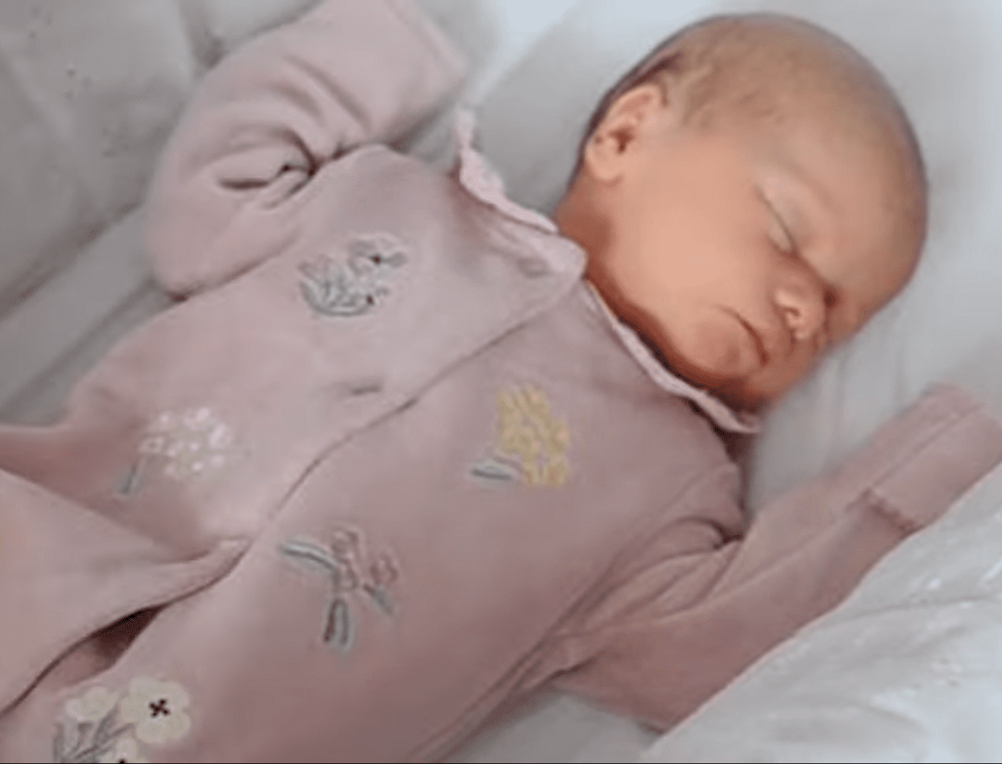 Baby Baylee-Rae schläft. | Quelle: Youtube.com/Wales Online