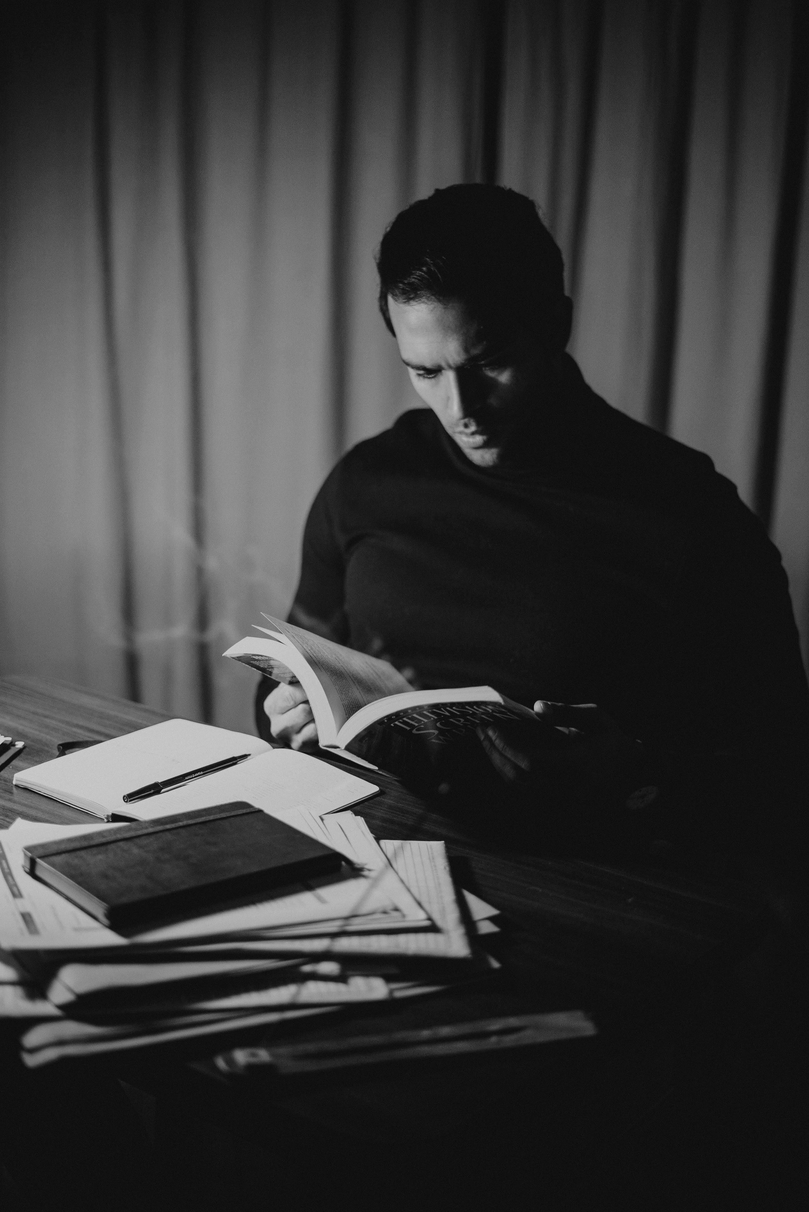 A man reading a book | Source: Pexels