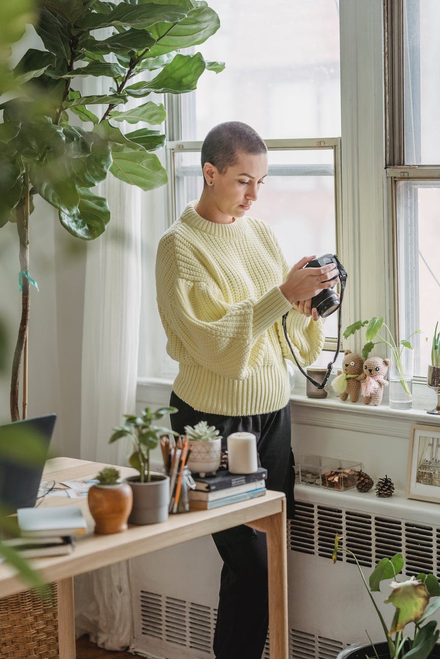 Woman going through footage she doesn't need and deleting them | Photo: Pexels