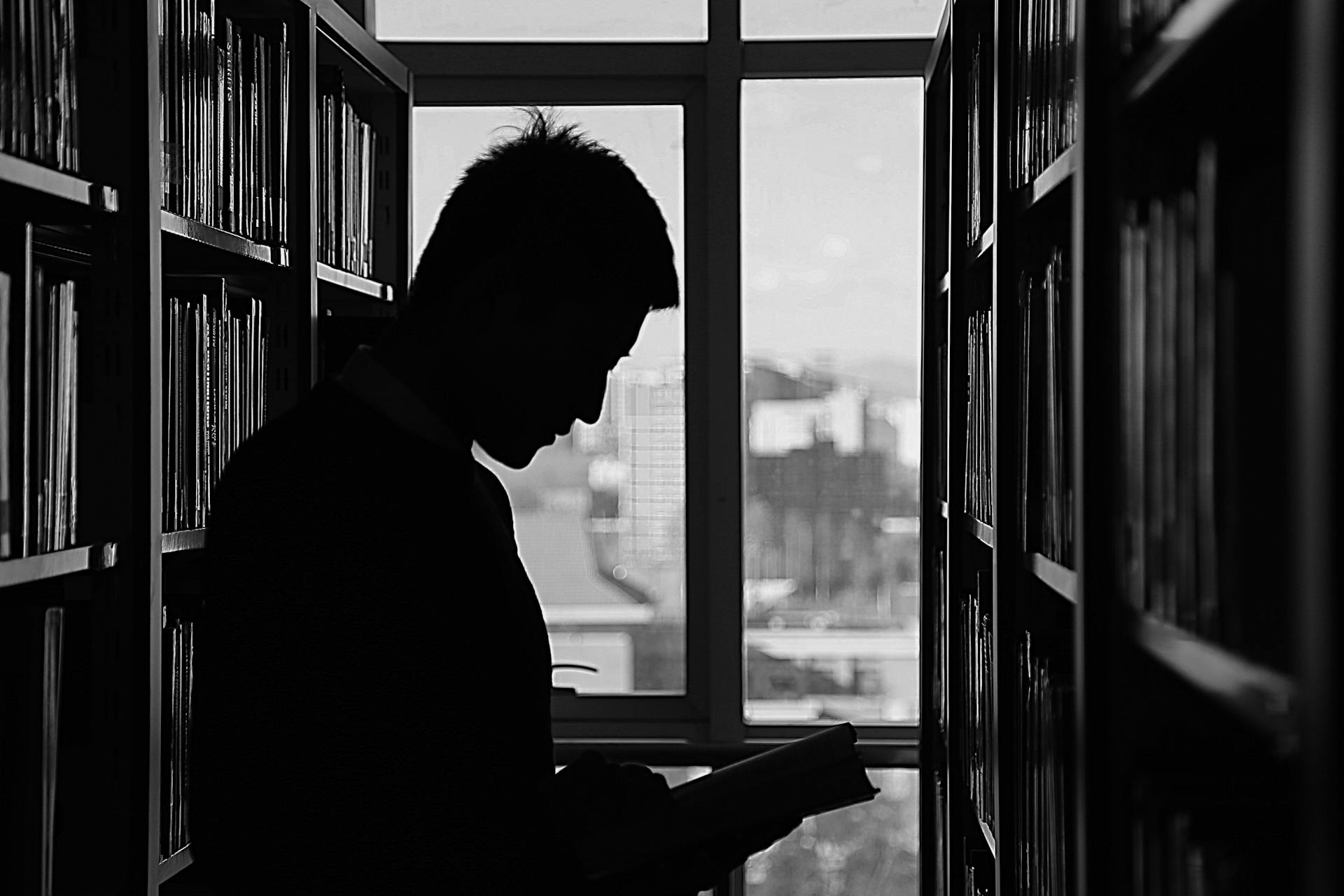 A silhouette of a man in a library | Source: Pexels