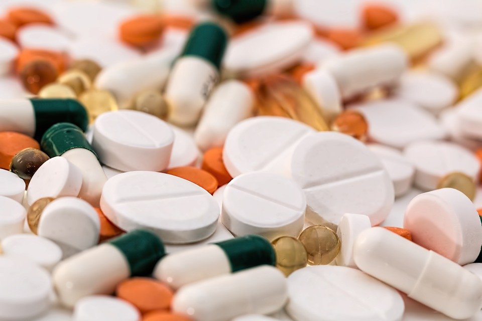Medicamentos sobre una mesa. | Foto: Pixabay