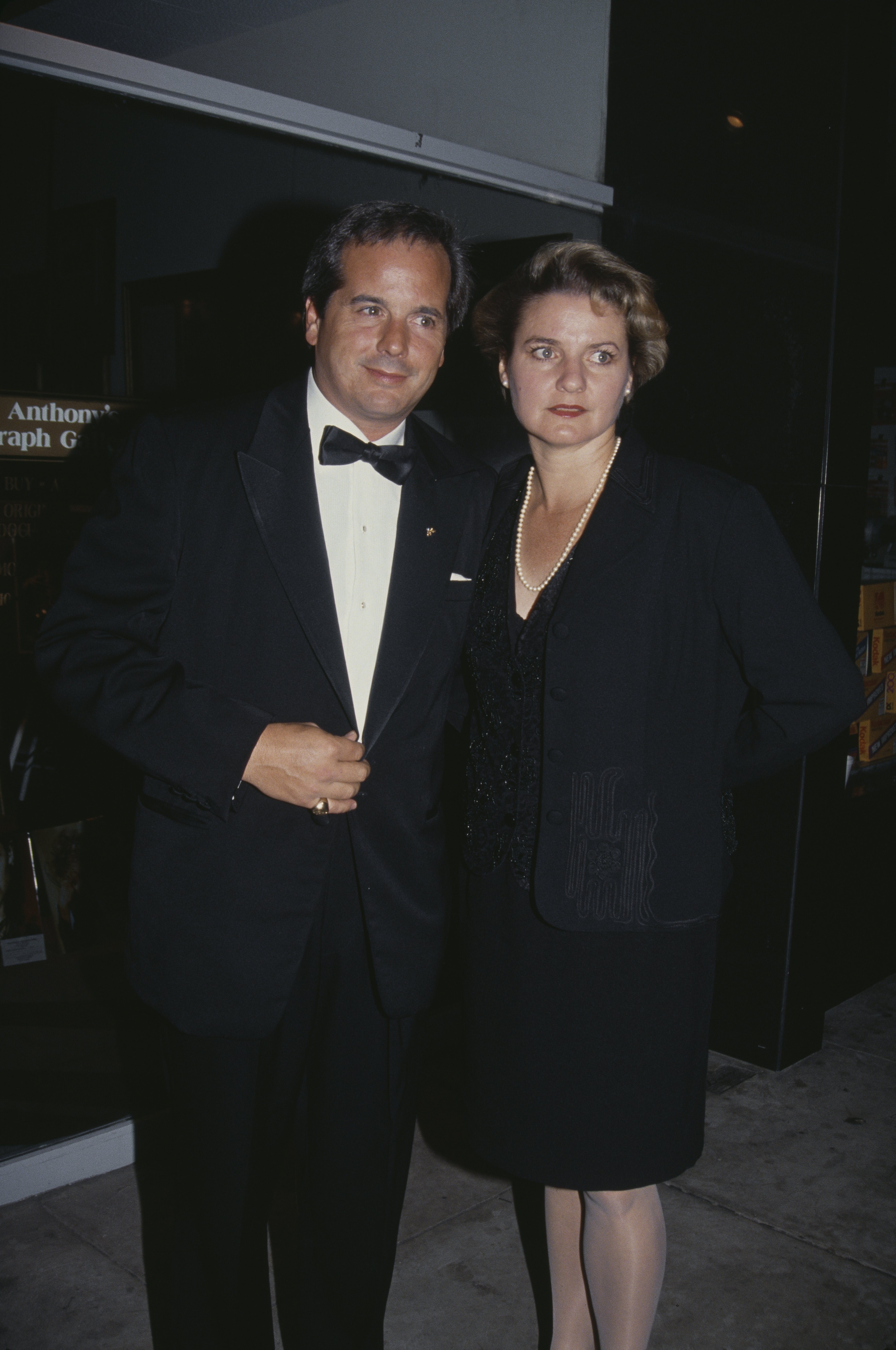 American actor Desi Arnaz Jr with his wife Amy, circa 1995. | Source: Getty Images