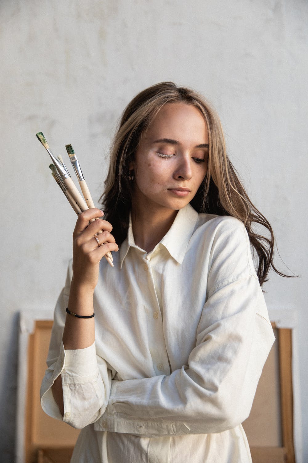 Woman with paint brushes | Source: Pexels