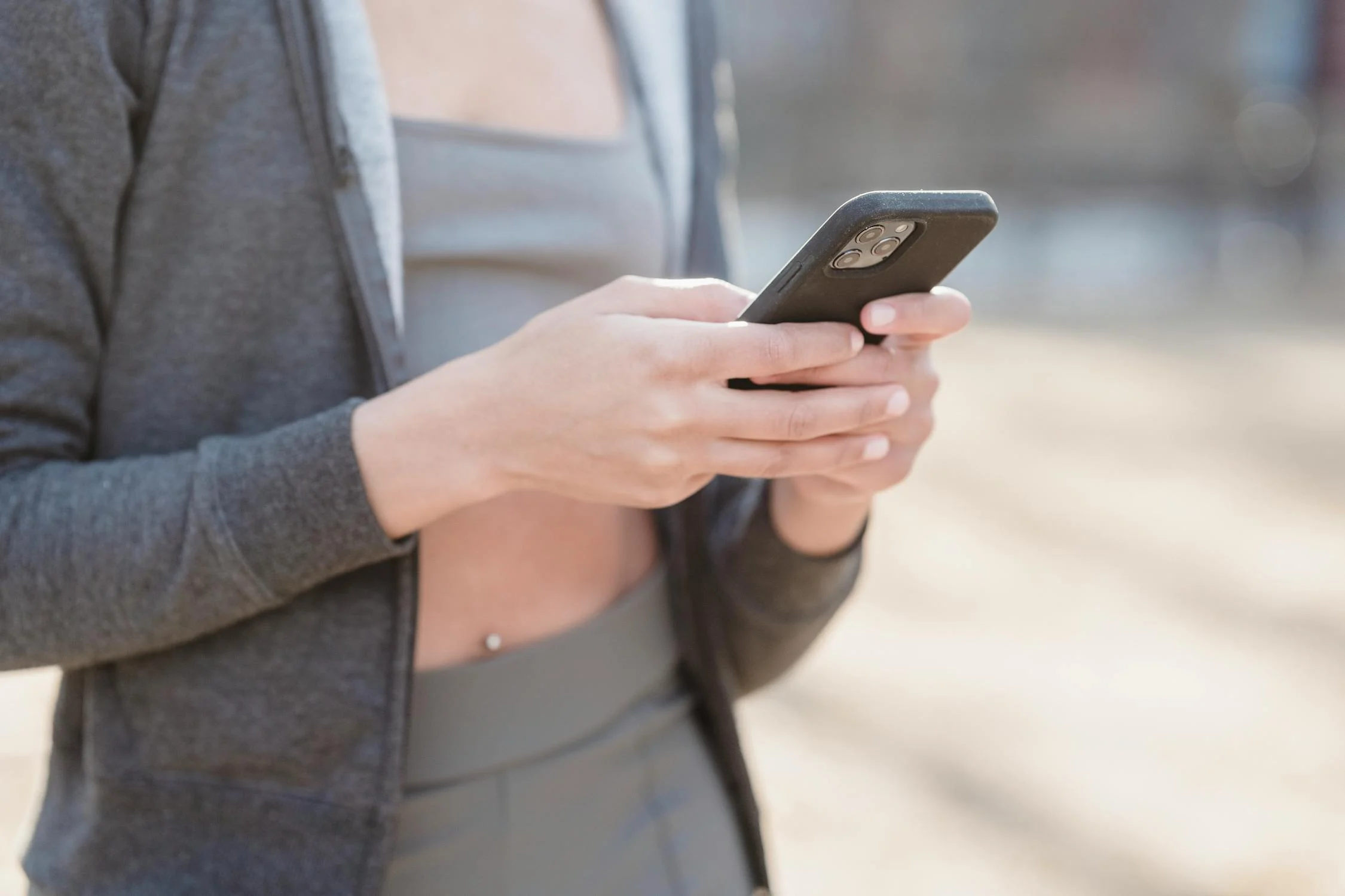 A woman holding her phone | Source: Pexels