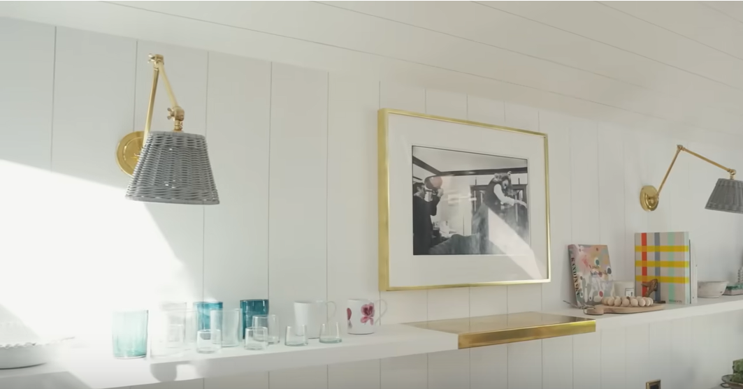 Details in the kitchen of Sarah Paulson's Maibu home | Source: Youtube.com/@Archdigest