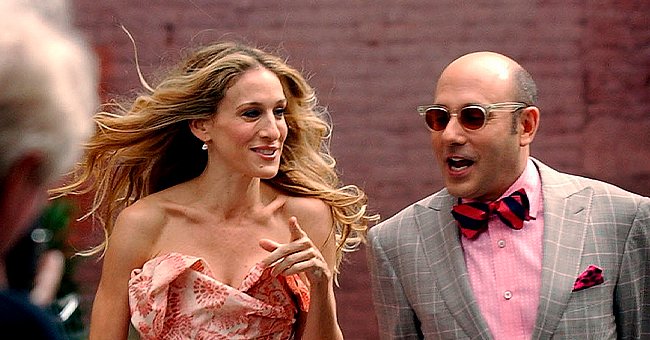 Sarah Jessica Parker and Willie Garson on the set of the "Sex And The City" movie in New York, 2007 | Photo: Getty Images 