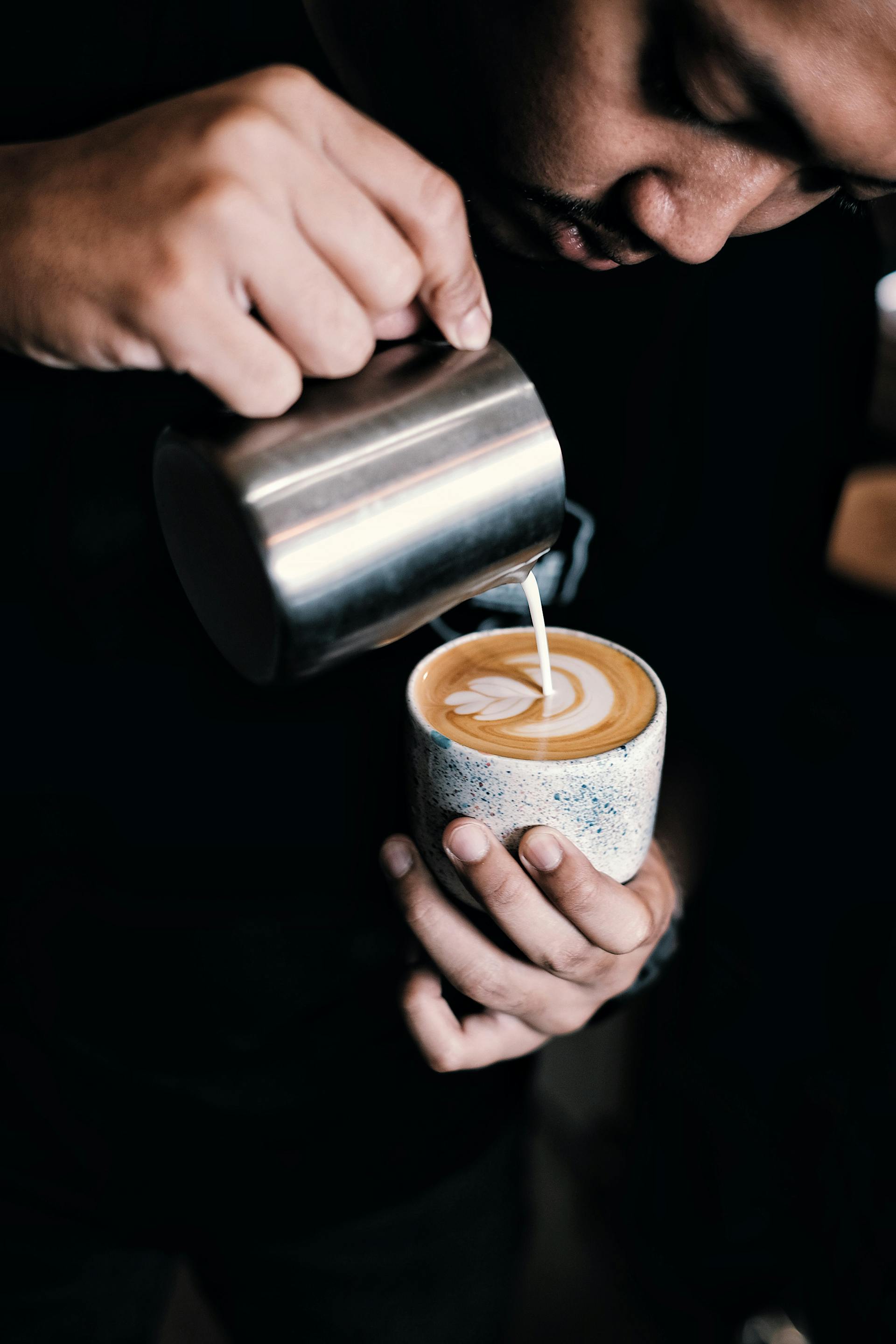 Man pouring coffee | Source: Pexels