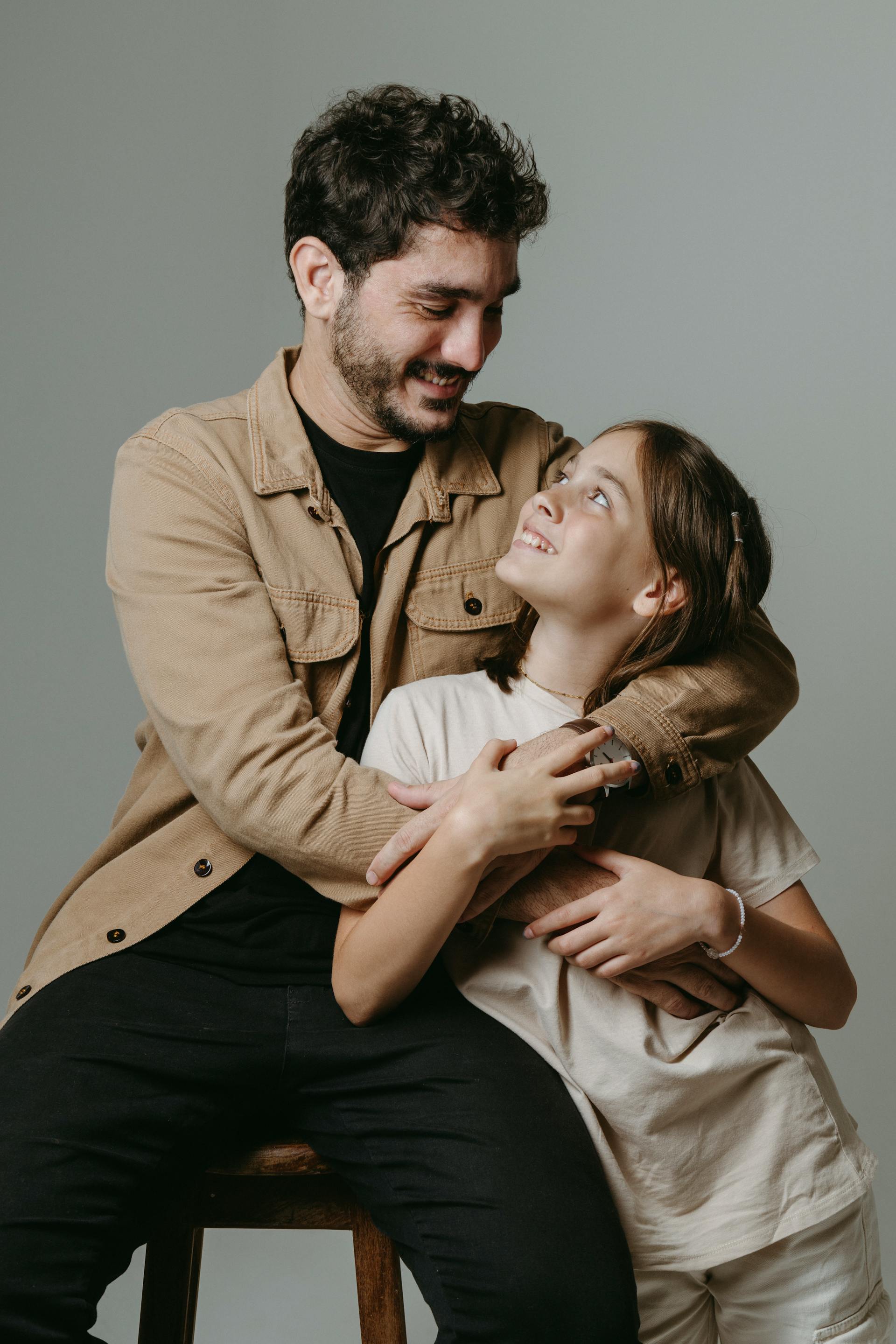 A father hugging his daughter | Source: Pexels