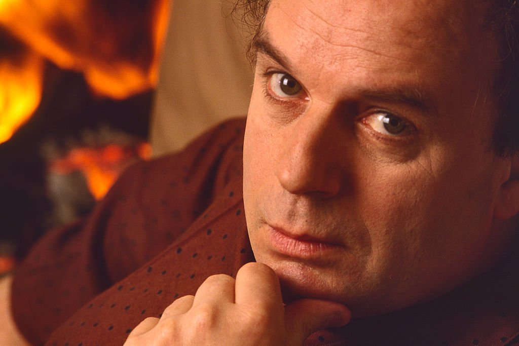 L'acteur, franco-argentin Jérôme Savary chez lui. | Photo : Getty Images