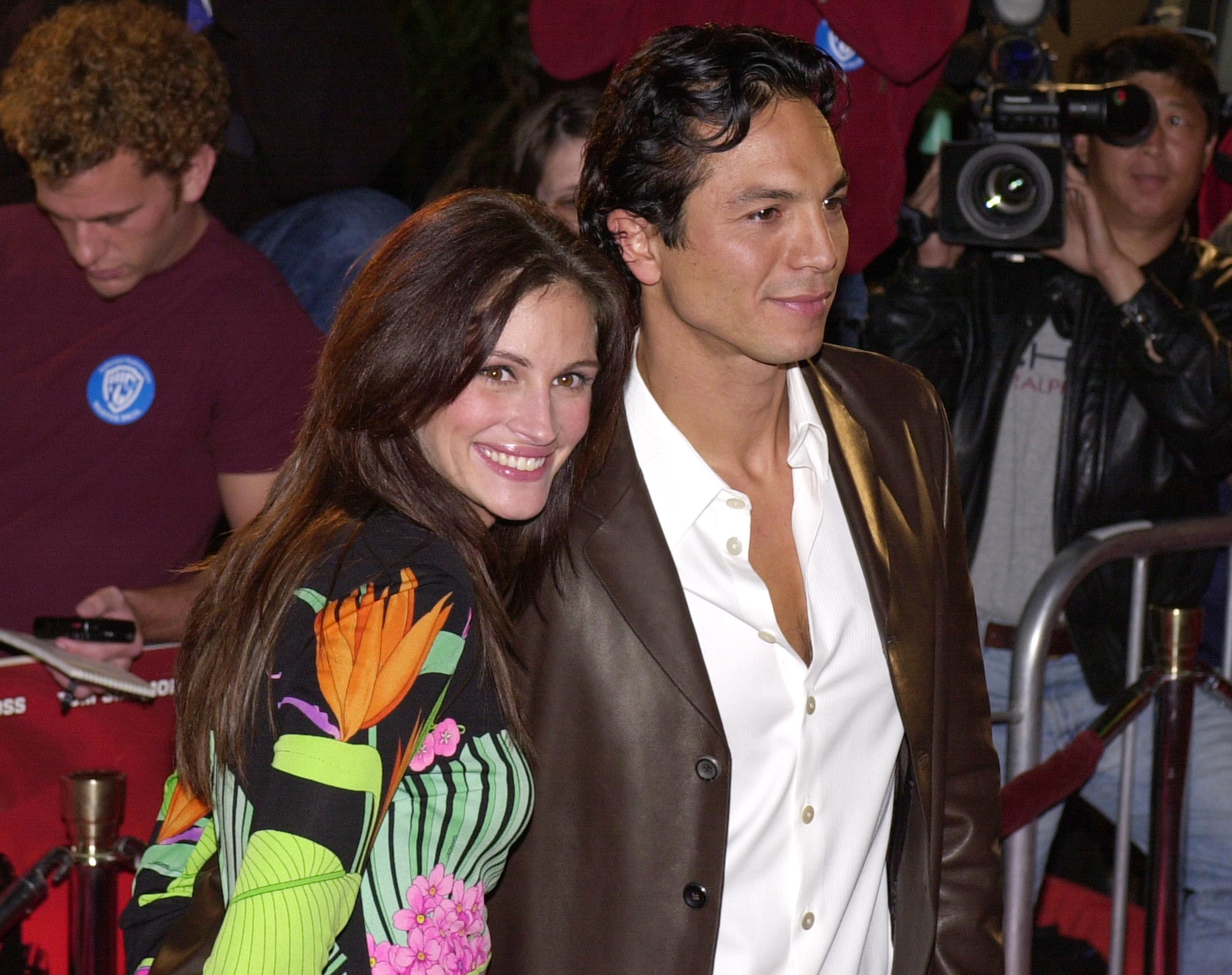 Julia Roberts and Benjamin Bratt at the "Red Planet" premiere in Westwood, 2000 | Source: Getty Images