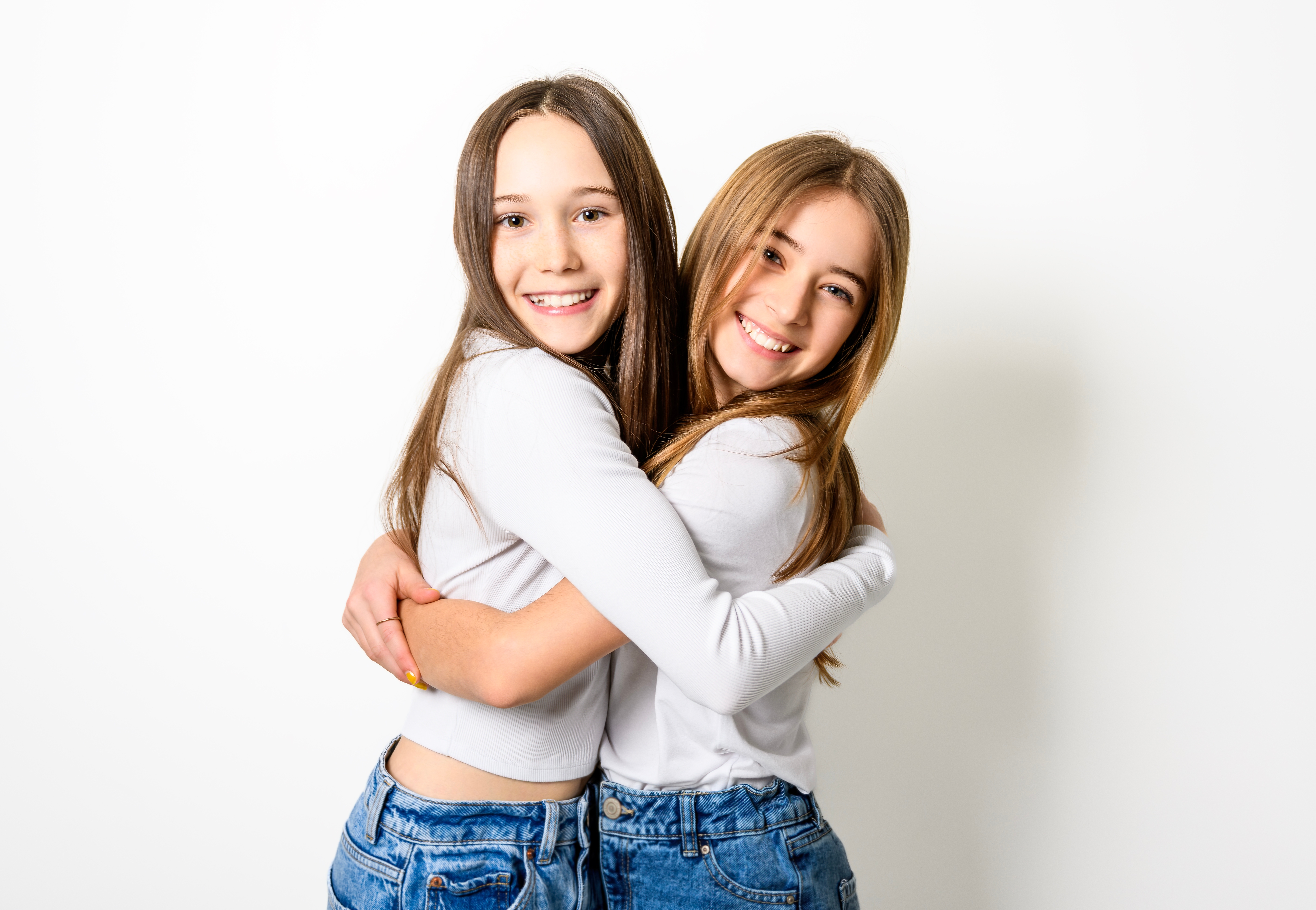 Dos chicas adolescentes abrazándose. | Foto: Shutterstock