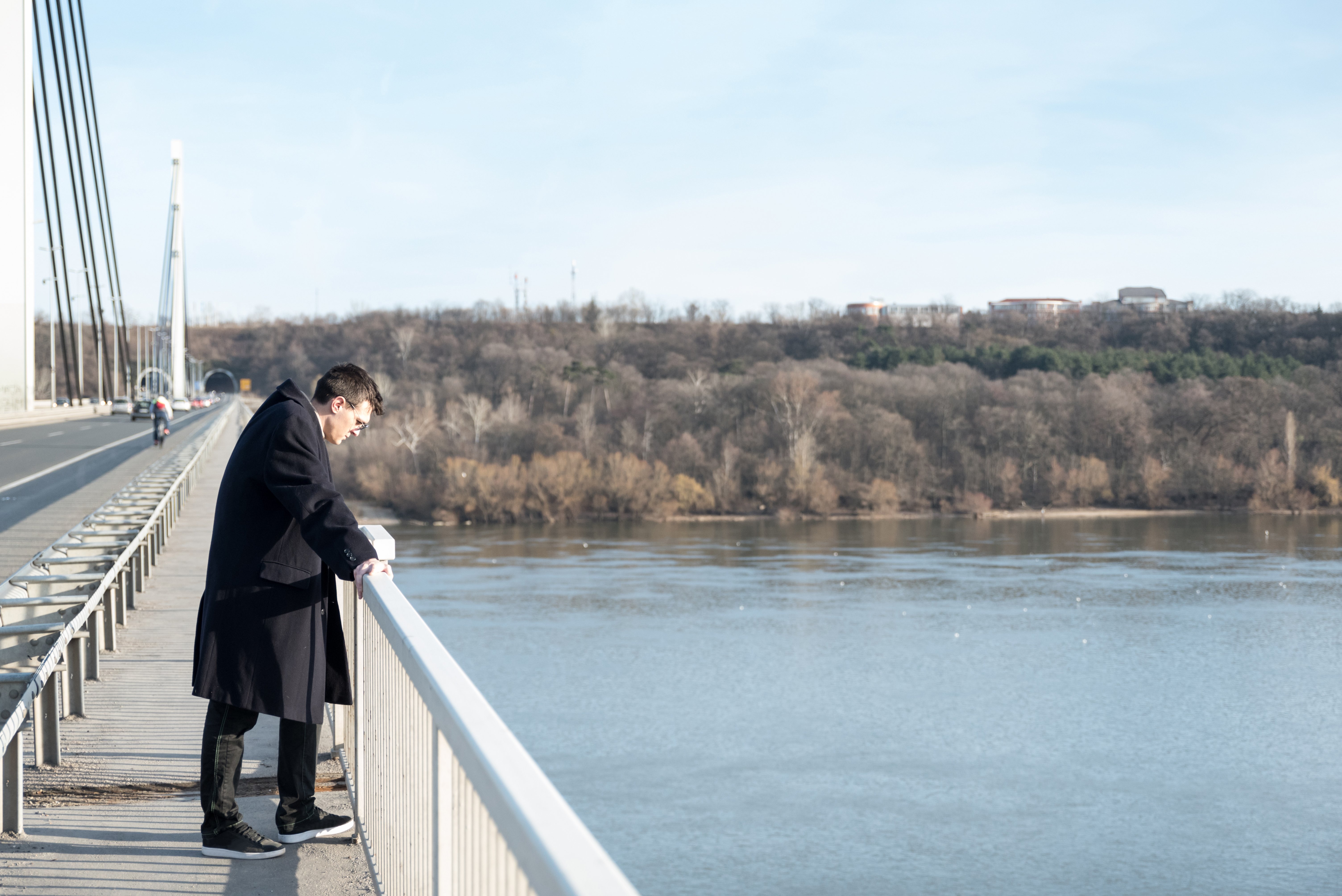 Hombre de pie sobre puente. | Foto: Shutterstock