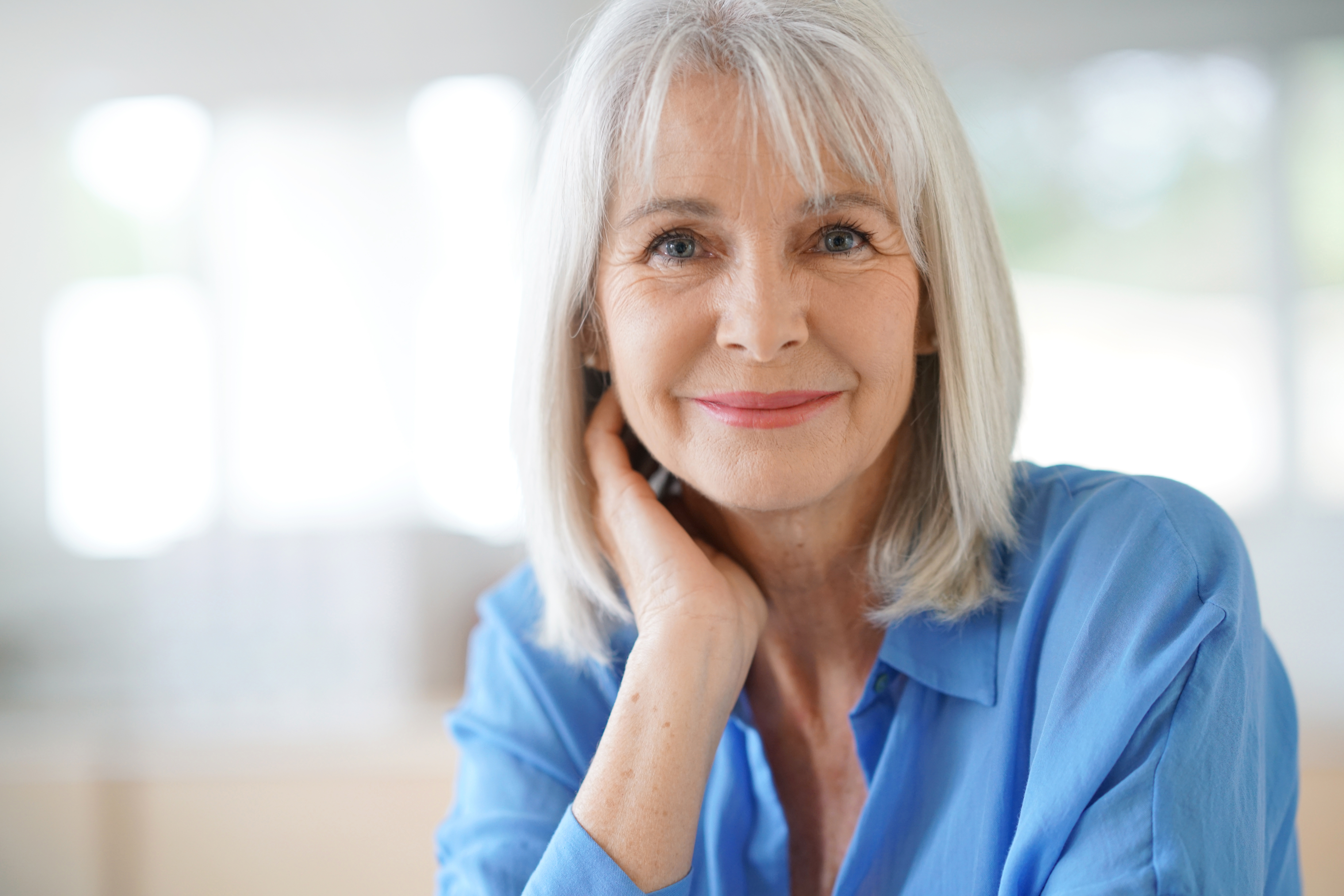 An old woman smiling | Source: Shutterstock