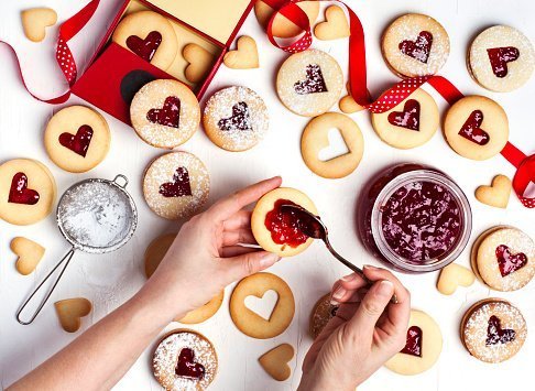 Traditional Linzer cookie with strawberry jam | Photo: Getty Images