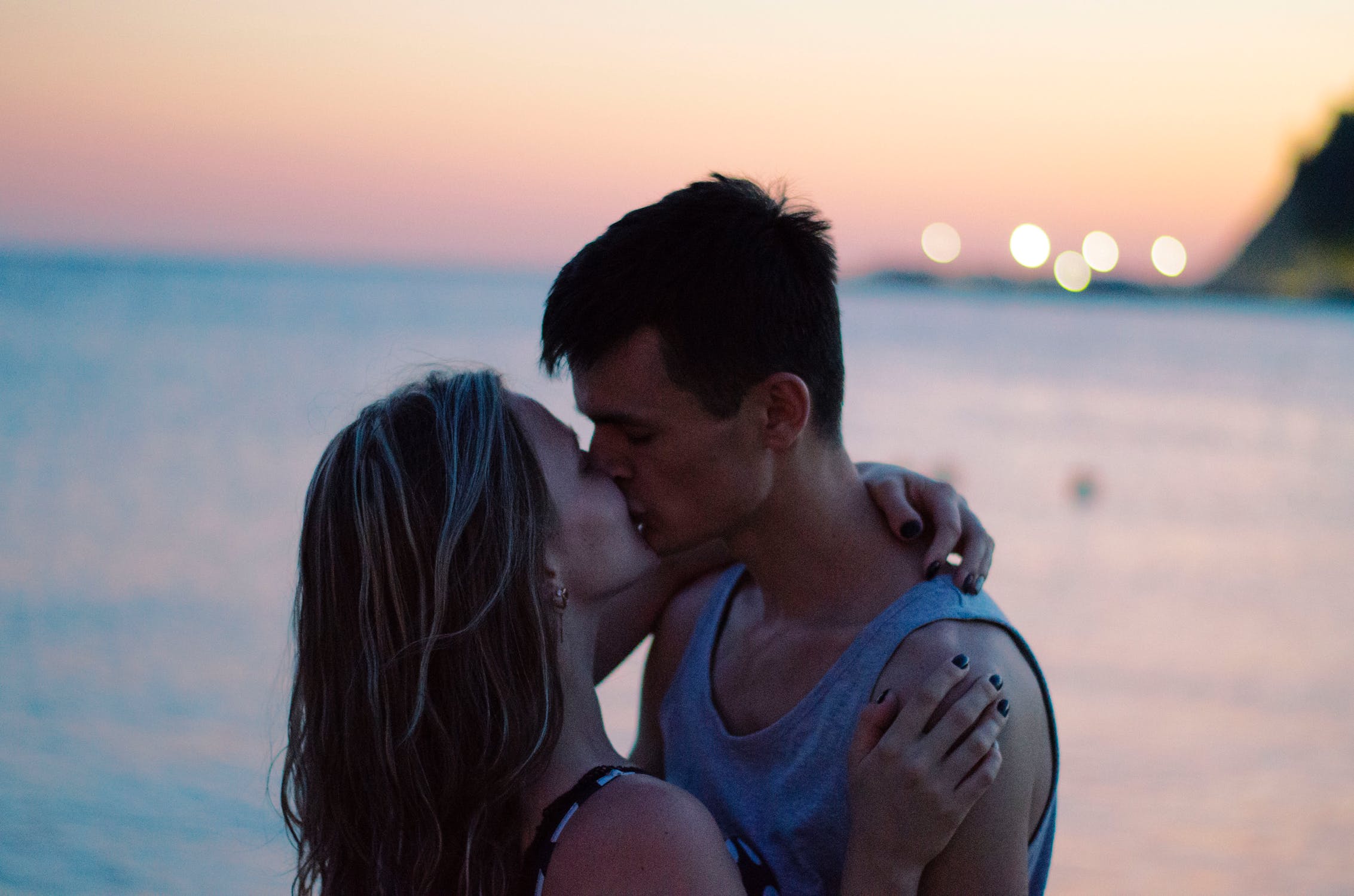 Pareja besándose apasionadamente frente al mar en el atardecer. | Imagen: Pexels Pareja besándose apasionadamente frente al mar en el atardecer. | Imagen: Pexels