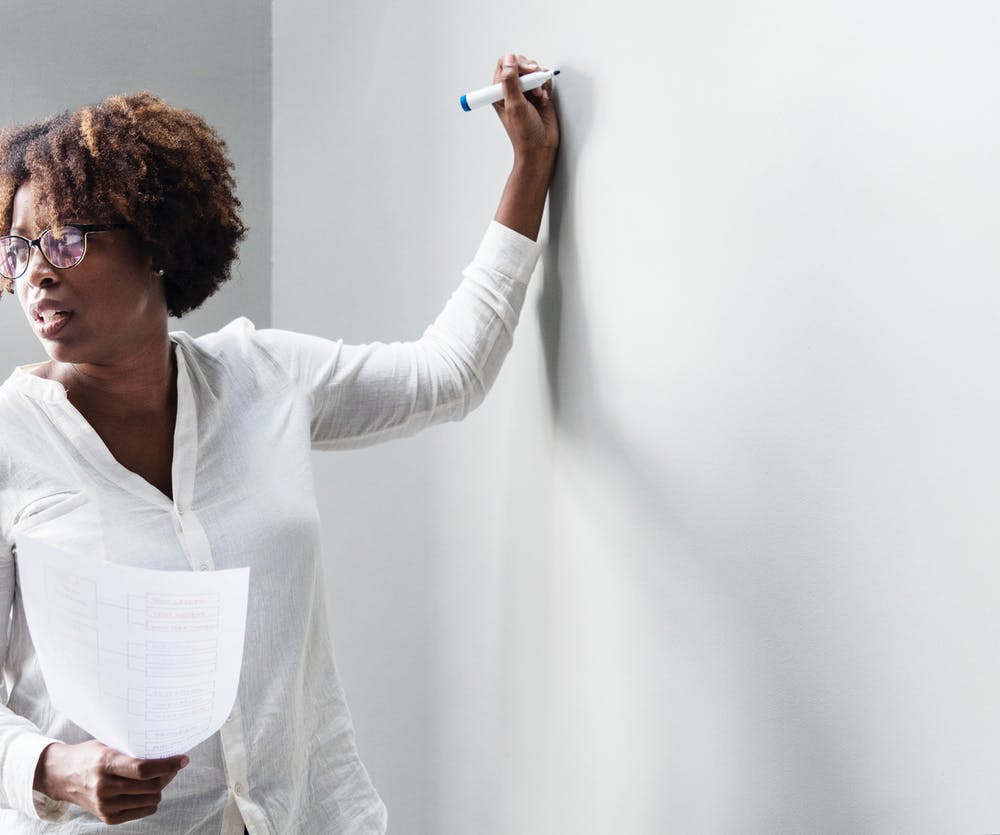 Maestra enseñando en el aula. │Imagen tomada de: Pexels Maestra enseñando en el aula. │Imagen tomada de: Pexels