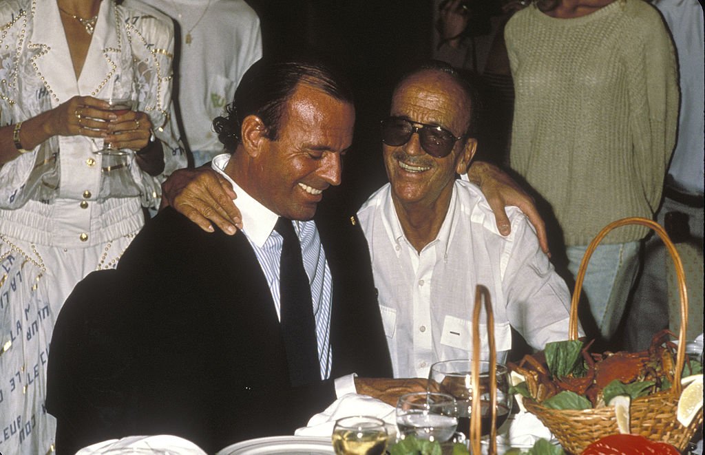 Julio Iglesias con su padre, Julio Iglesias Puga, celebrando su cumpleaños en septiembre de 1989. Canarias, España. | Foto: Getty Images