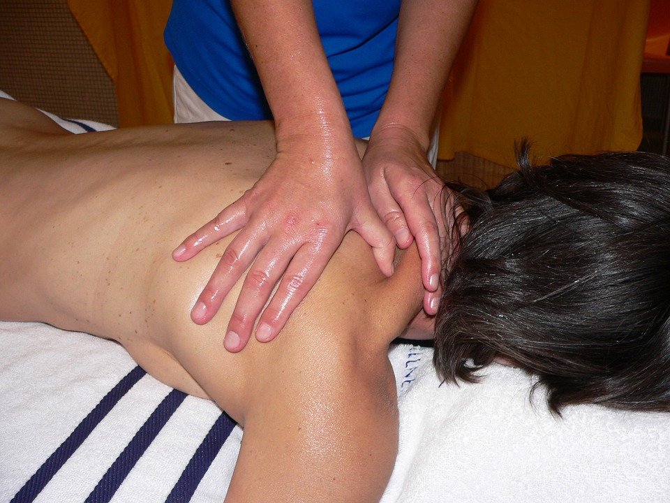 Mujer recibiendo masaje terapéutico. | Foto: Pixabay
