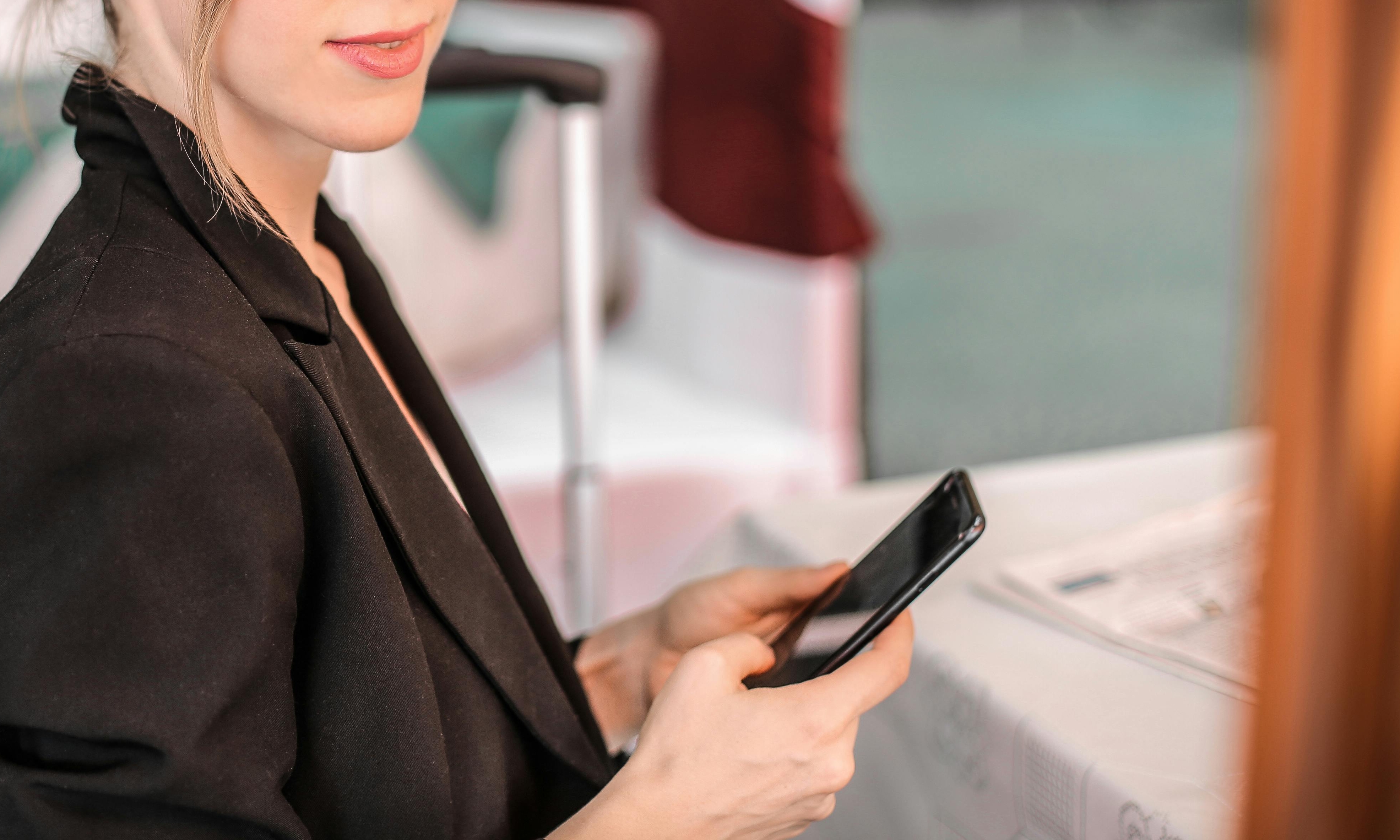 Jess reads the text message from her brother in the restroom | Source: Pexels