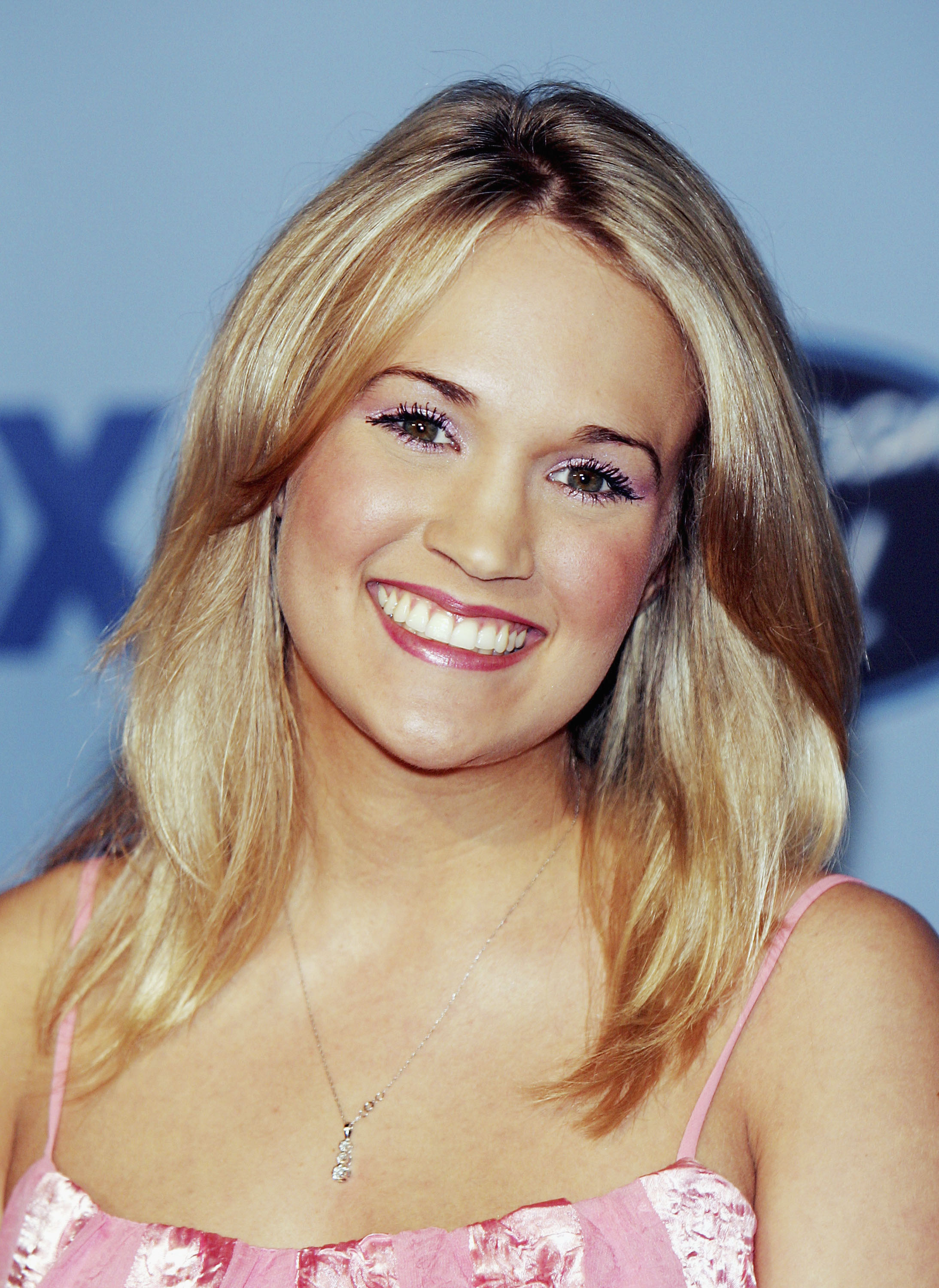 Carrie Underwood poses at a party celebrating the "American Idol" Top 12 finalists at Astra West in West Hollywood on March 9, 2005 | Source: Getty Images