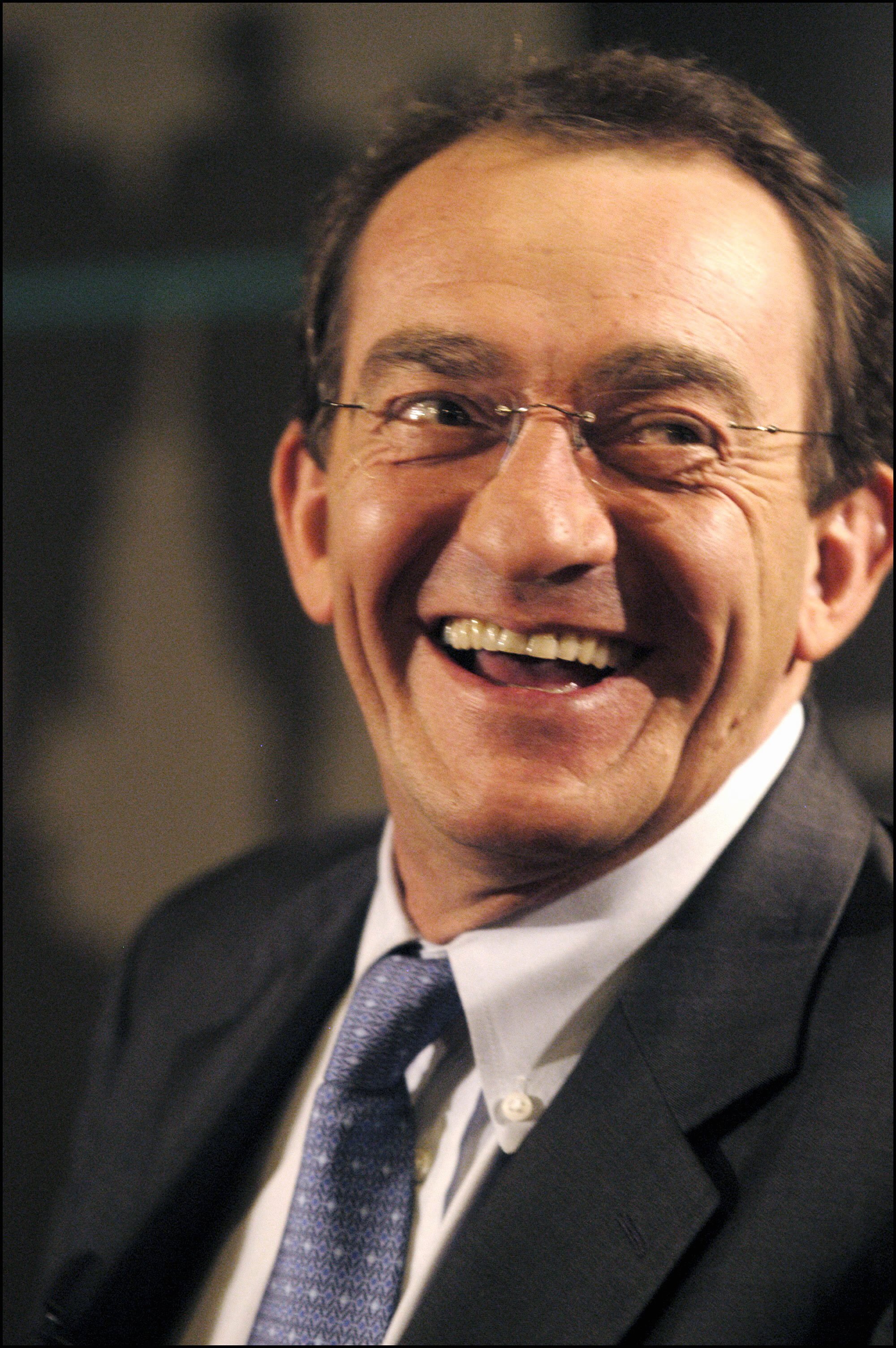 Jean-Pierre Pernaut souriant pendant une conférence de presse | Source : Getty Images Jean-Pierre Pernaut souriant pendant une conférence de presse | Source : Getty Images