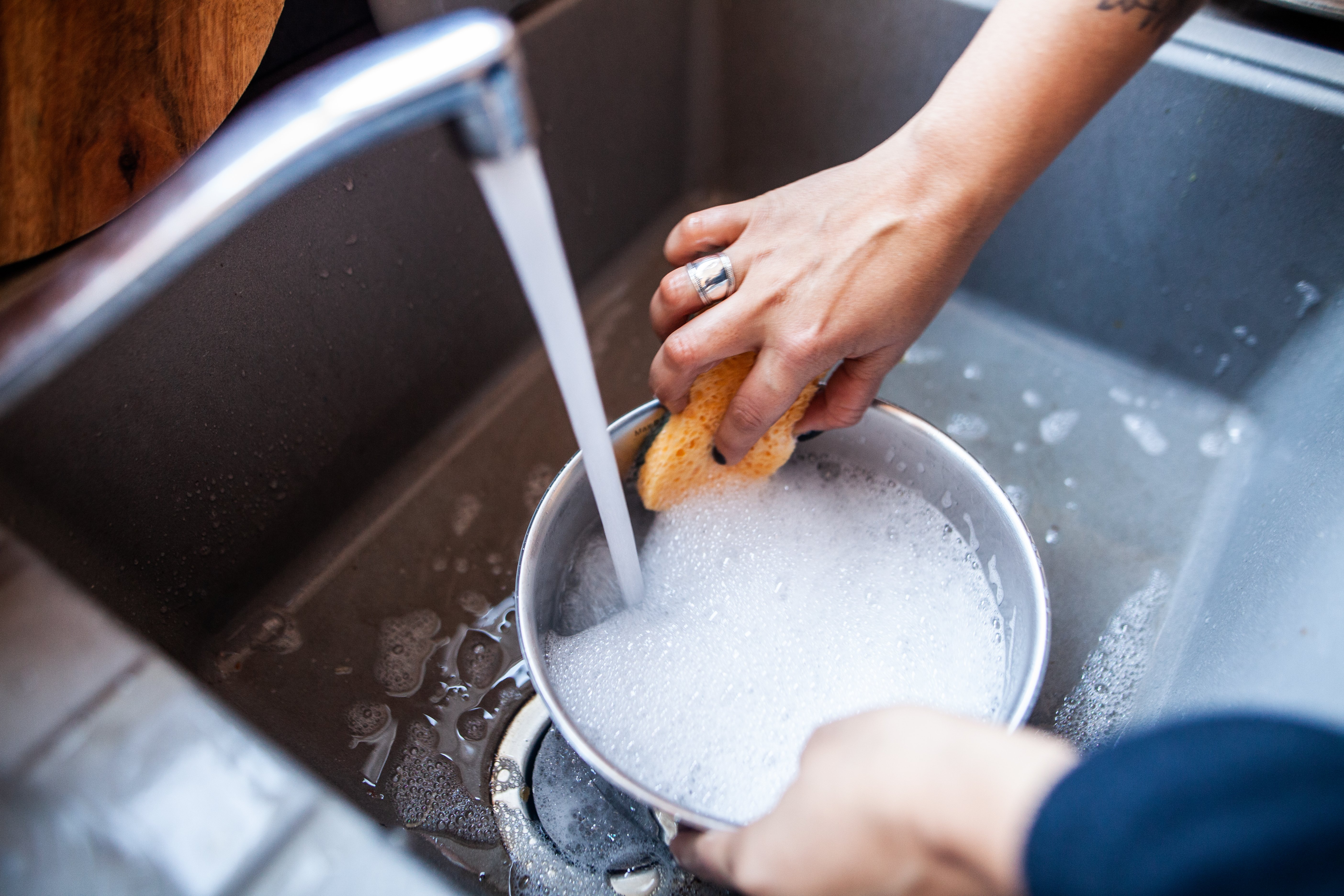 Une personne qui fait la vaisselle. | Photo : Getty Images