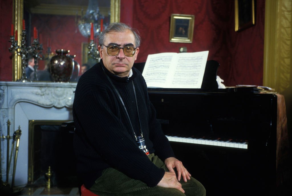 Le metteur en scène Claude Chabrol pendant le tournage du film ''Une Affaire de femmes'' en mai 1988 en France. | Photo : Getty Images Le metteur en scène Claude Chabrol pendant le tournage du film ''Une Affaire de femmes'' en mai 1988 en France. | Photo : Getty Images