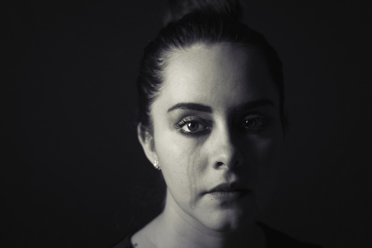 An upset woman crying | Source: Pixabay