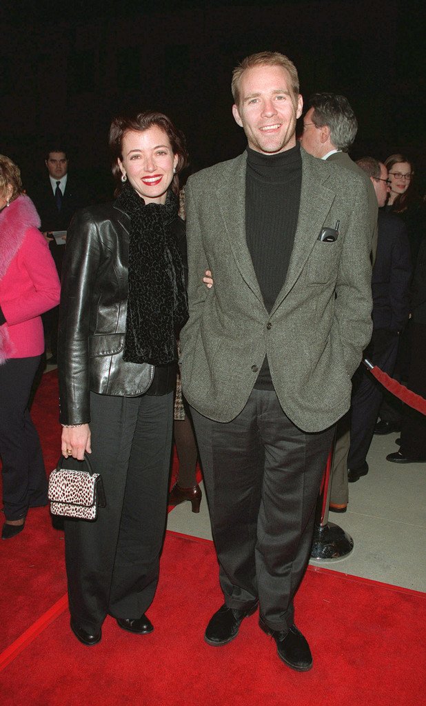 Mia Sara and Jason Connery arriving at the LA premiere of Willard Carroll's 'Playing by Heart,' circa 1998. | Source: Getty Images