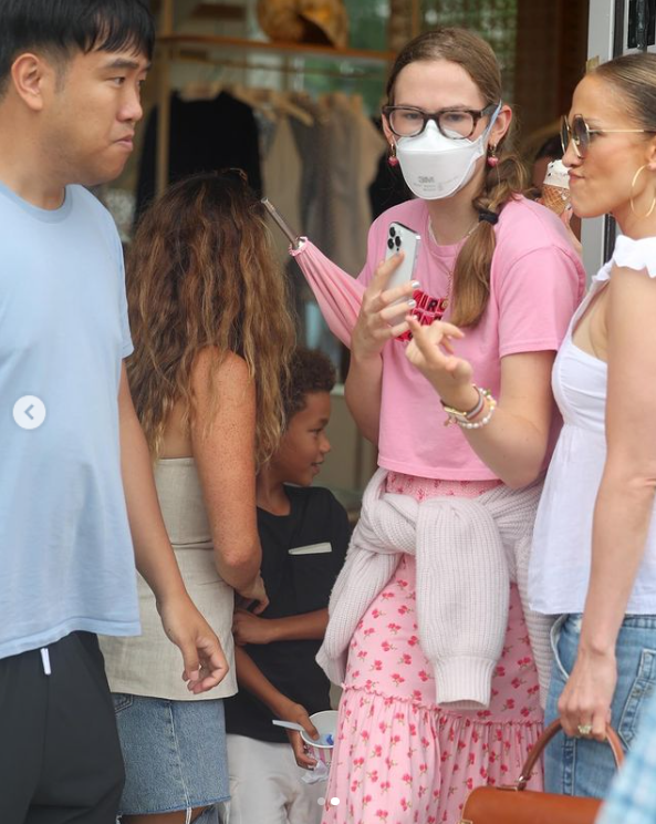 Violet Affleck and Jennifer Lopez bond in The Hamptons, posted in July 2024 | Source: Instagram/justjared