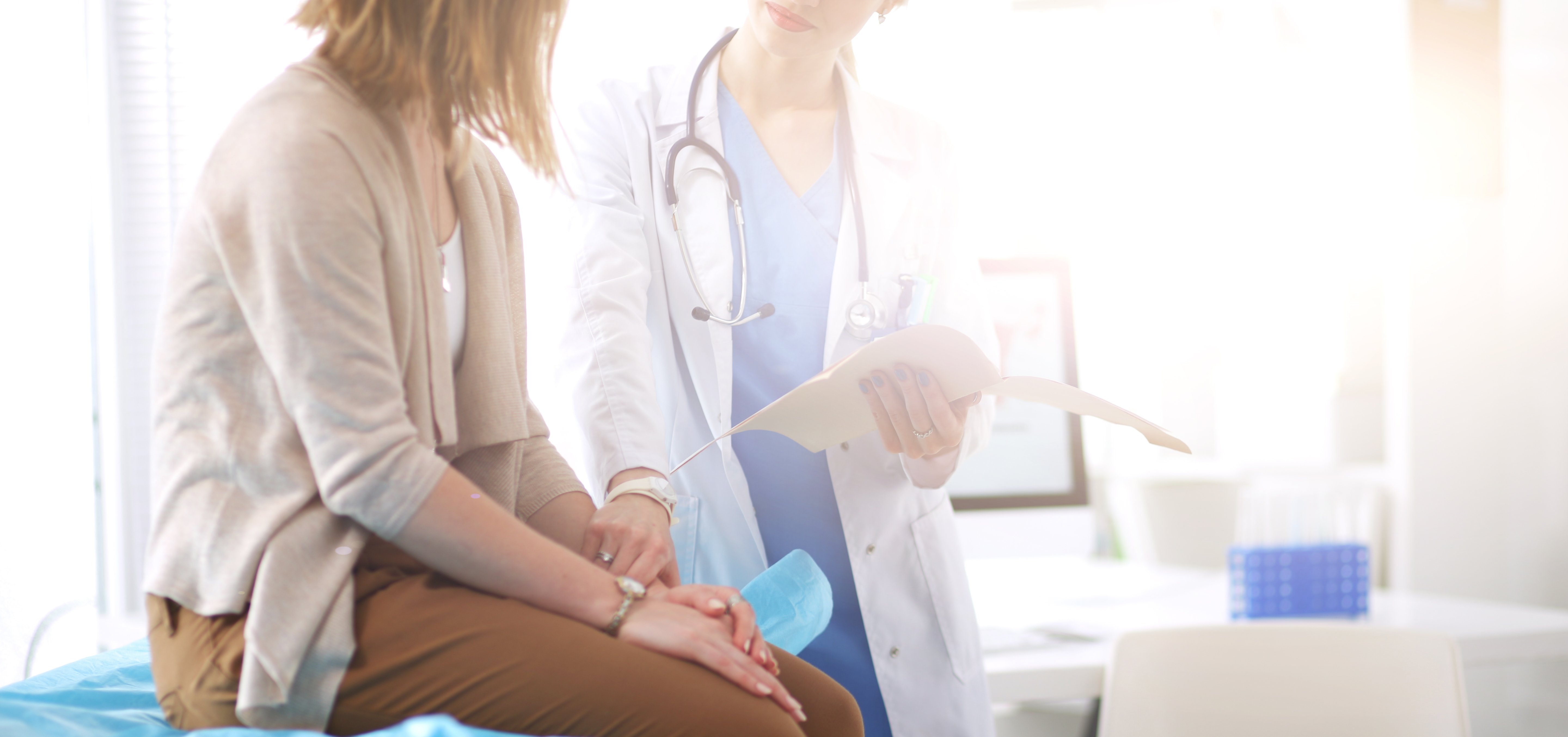 Médico junto a paciente. | Foto: Shutterstock