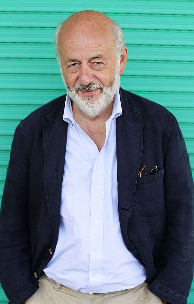 Le cinéaste Bertrand Blier pose à la séance de portraits "Le Bruit Des Glacons" aux Venice Days lors du 67e Festival du Film de Venise le 2 septembre 2010 à Venise, Italie. | Photo : Getty Images. Le cinéaste Bertrand Blier pose à la séance de portraits "Le Bruit Des Glacons" aux Venice Days lors du 67e Festival du Film de Venise le 2 septembre 2010 à Venise, Italie. | Photo : Getty Images.