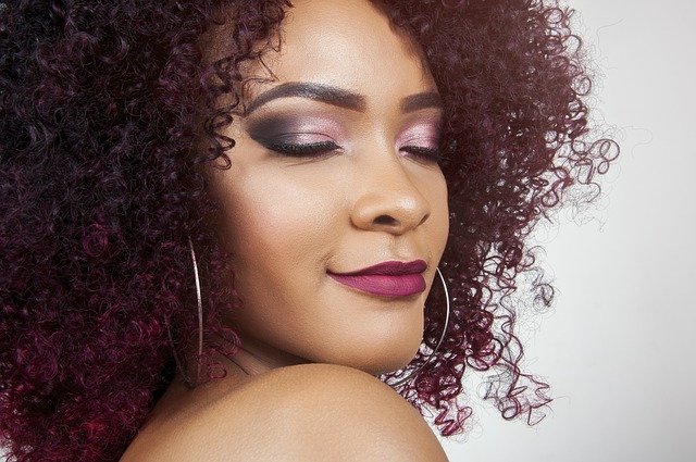Mujer con un labial violeta. | Foto: Pixabay. Mujer con un labial violeta. | Foto: Pixabay.