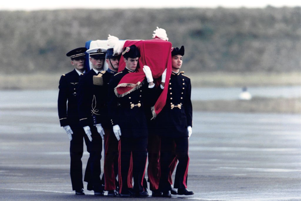 Cercueil de François Mitterrand lors des obsèques de l'ancien président le 11 janvier 1996 à Jarnac, France. | Photo : Getty Images