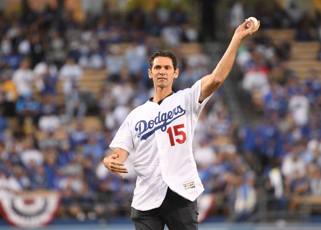  Former Los Angeles Dodgers player Shawn Green throws out the ceremonial first pitch on October 15, 2018 | Photo: Getty Images