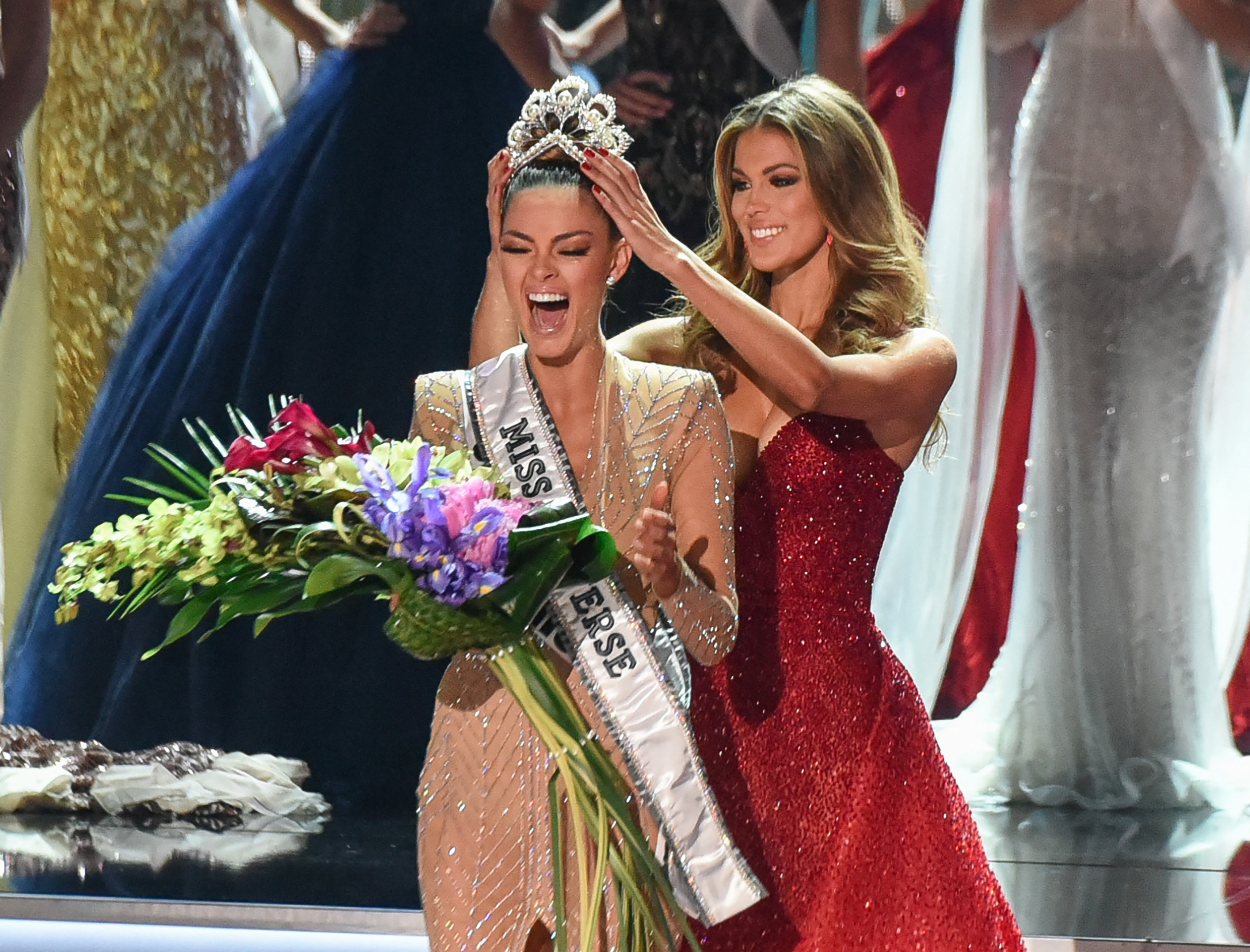 Demi-Leigh Nel-Peters crowned Miss Universe 2017 by Iris Mittenaere on November 26, 2017, in Las Vegas, Nevada | Source: Getty Images